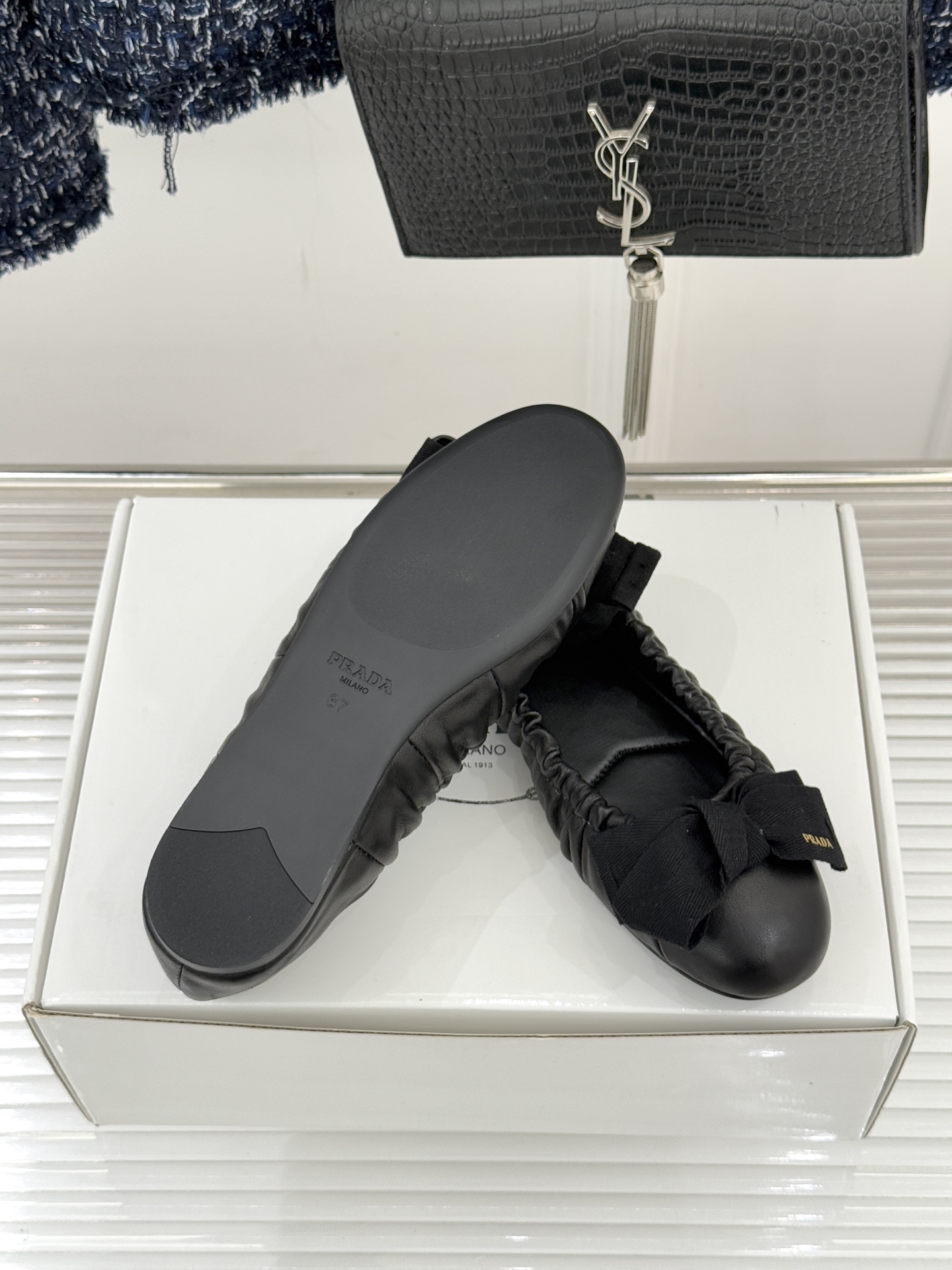 （原版飞机盒＋10）Prada/普拉达26WF新品蝴蝶结平底芭蕾舞鞋以复古基因碰撞甜酷美学这款芭蕾舞鞋重