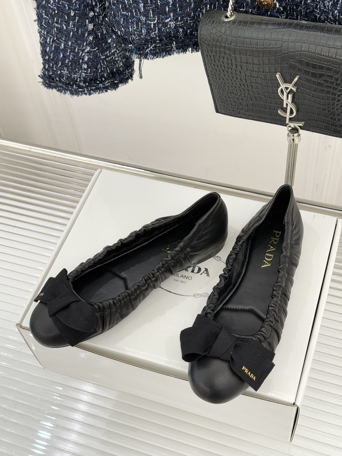 （原版飞机盒＋10）Prada/普拉达26WF新品蝴蝶结平底芭蕾舞鞋以复古基因碰撞甜酷美学这款芭蕾舞鞋重