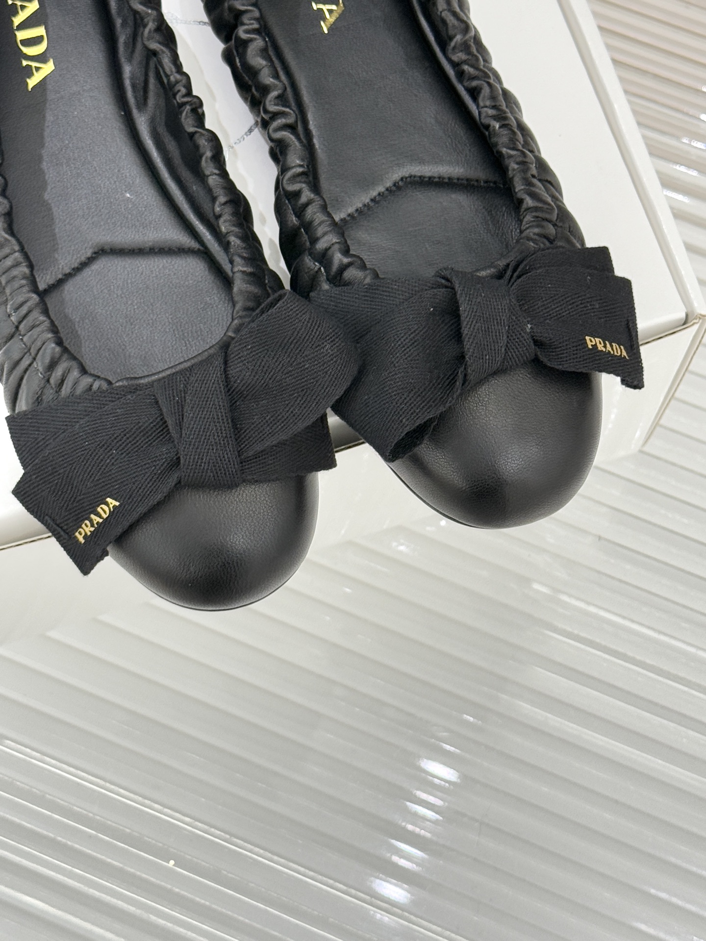 （原版飞机盒＋10）Prada/普拉达26WF新品蝴蝶结平底芭蕾舞鞋以复古基因碰撞甜酷美学这款芭蕾舞鞋重