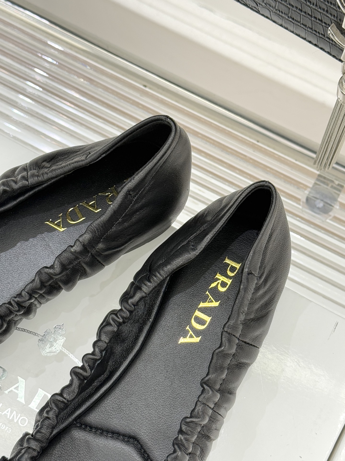 （原版飞机盒＋10）Prada/普拉达26WF新品蝴蝶结平底芭蕾舞鞋以复古基因碰撞甜酷美学这款芭蕾舞鞋重