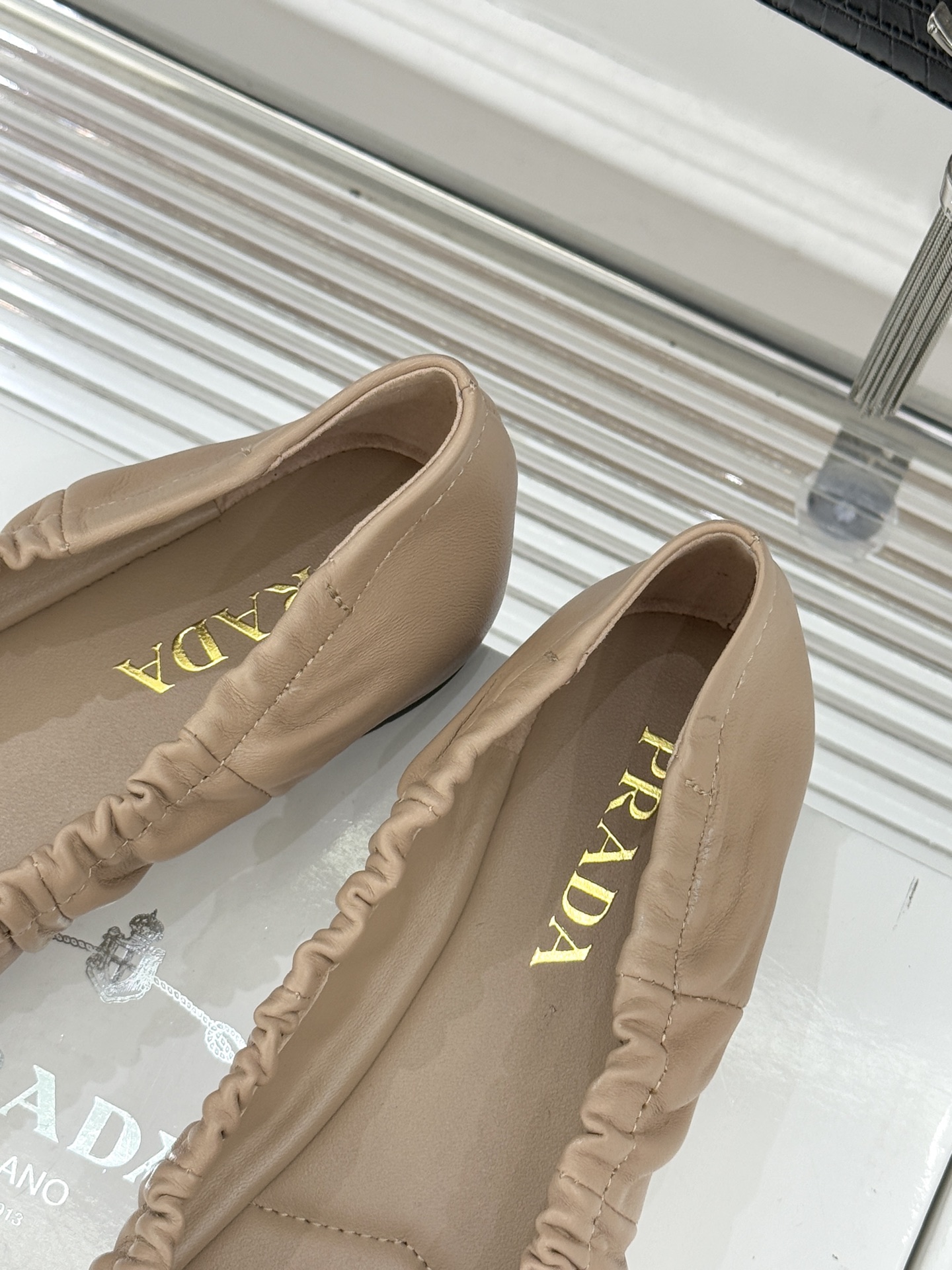 （原版飞机盒＋10）Prada/普拉达26WF新品蝴蝶结平底芭蕾舞鞋以复古基因碰撞甜酷美学这款芭蕾舞鞋重