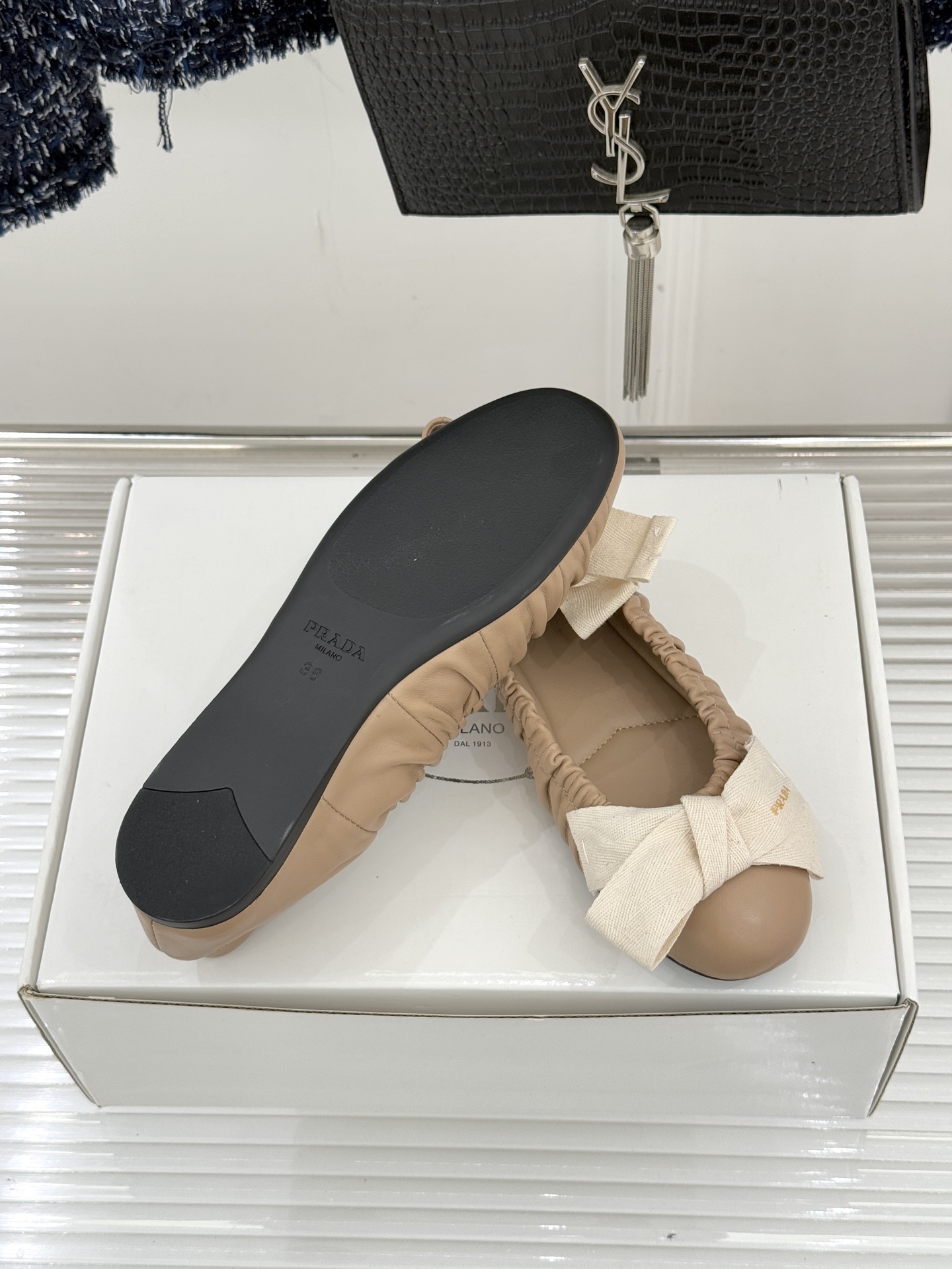 （原版飞机盒＋10）Prada/普拉达26WF新品蝴蝶结平底芭蕾舞鞋以复古基因碰撞甜酷美学这款芭蕾舞鞋重