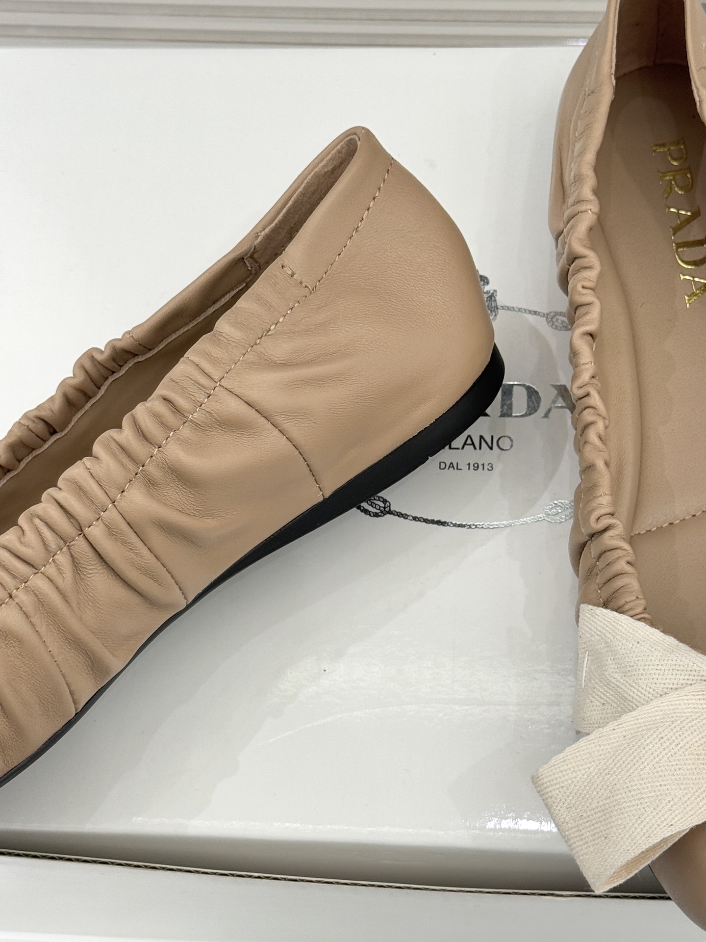 （原版飞机盒＋10）Prada/普拉达26WF新品蝴蝶结平底芭蕾舞鞋以复古基因碰撞甜酷美学这款芭蕾舞鞋重