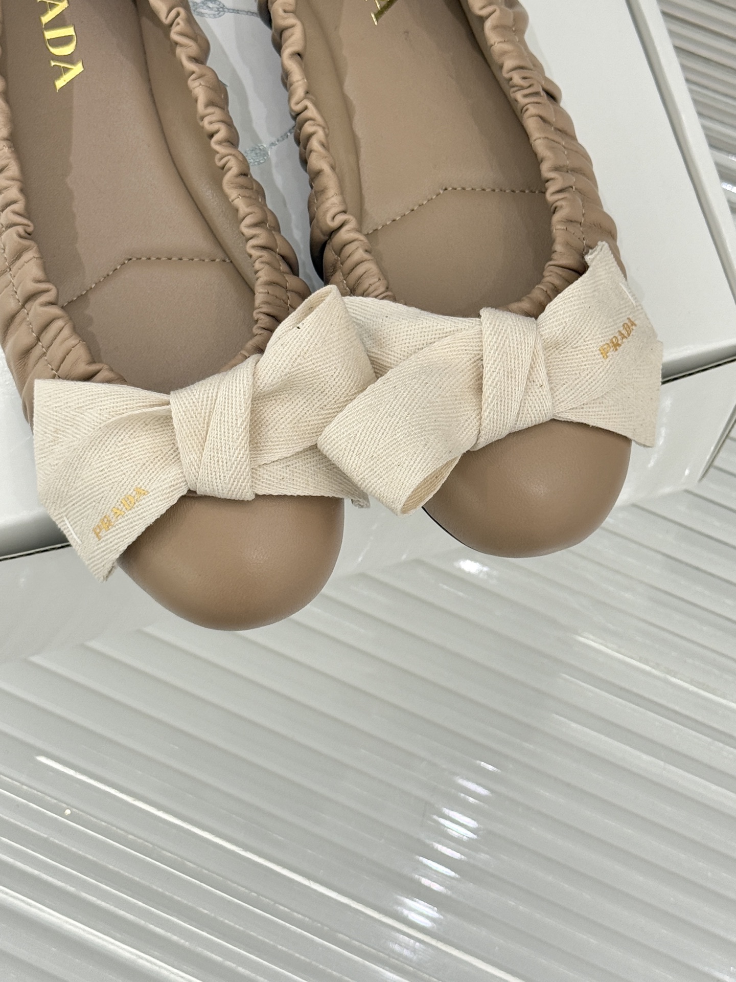 （原版飞机盒＋10）Prada/普拉达26WF新品蝴蝶结平底芭蕾舞鞋以复古基因碰撞甜酷美学这款芭蕾舞鞋重