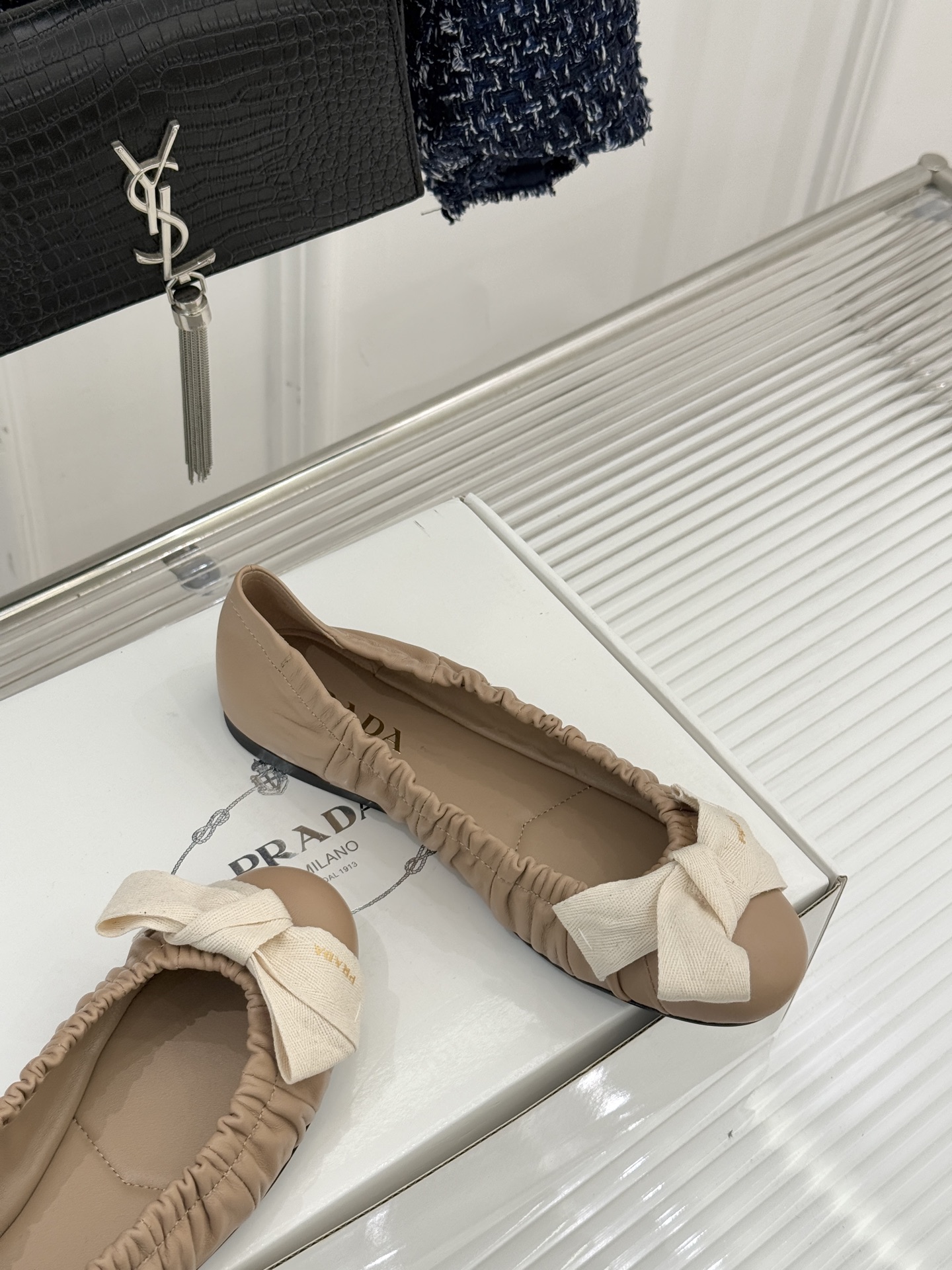 （原版飞机盒＋10）Prada/普拉达26WF新品蝴蝶结平底芭蕾舞鞋以复古基因碰撞甜酷美学这款芭蕾舞鞋重