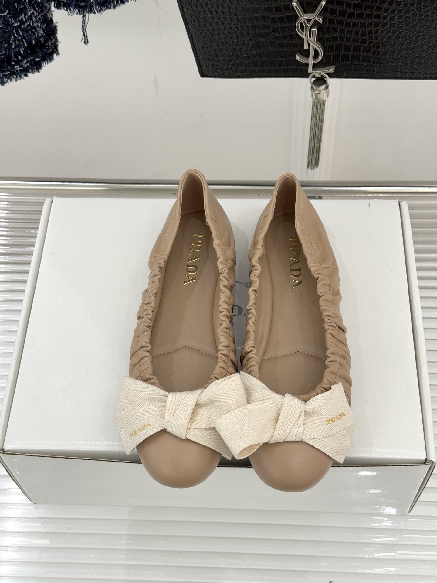 （原版飞机盒＋10）Prada/普拉达26WF新品蝴蝶结平底芭蕾舞鞋以复古基因碰撞甜酷美学这款芭蕾舞鞋重