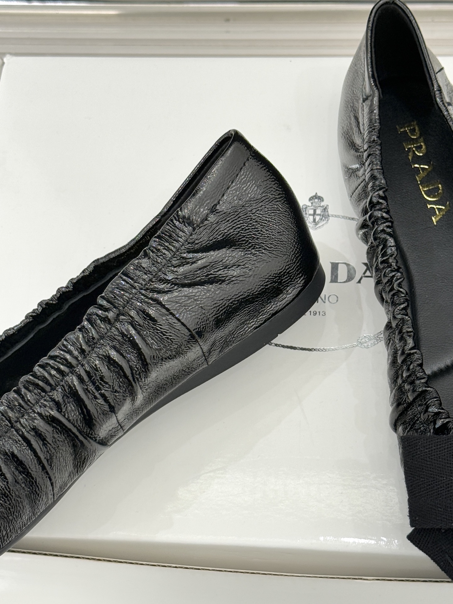 （原版飞机盒＋10）Prada/普拉达26WF新品蝴蝶结平底芭蕾舞鞋以复古基因碰撞甜酷美学这款芭蕾舞鞋重