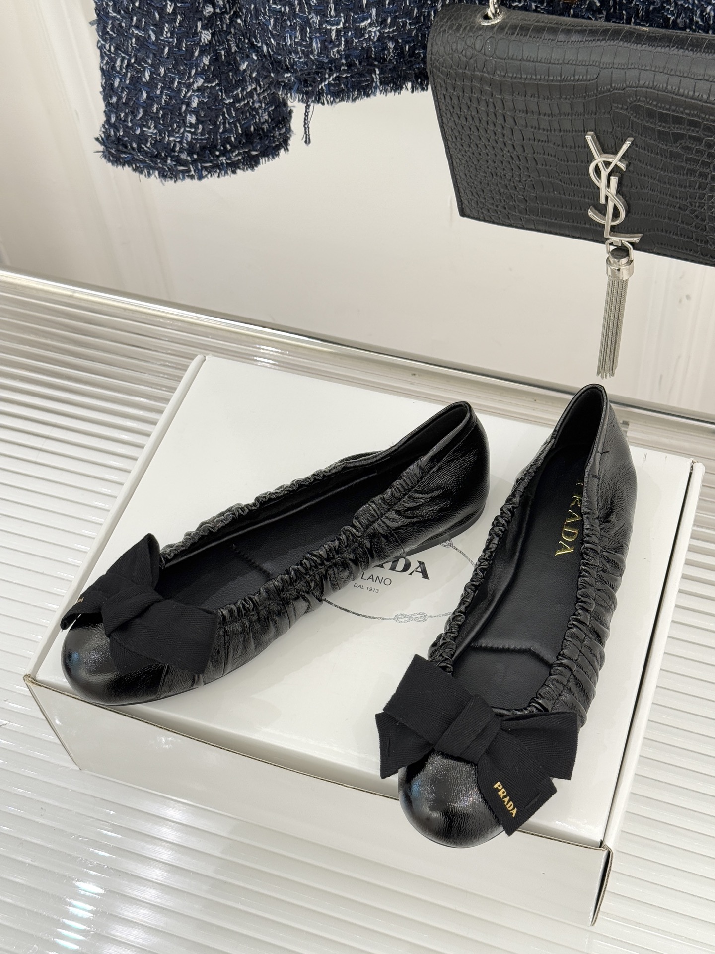 （原版飞机盒＋10）Prada/普拉达26WF新品蝴蝶结平底芭蕾舞鞋以复古基因碰撞甜酷美学这款芭蕾舞鞋重