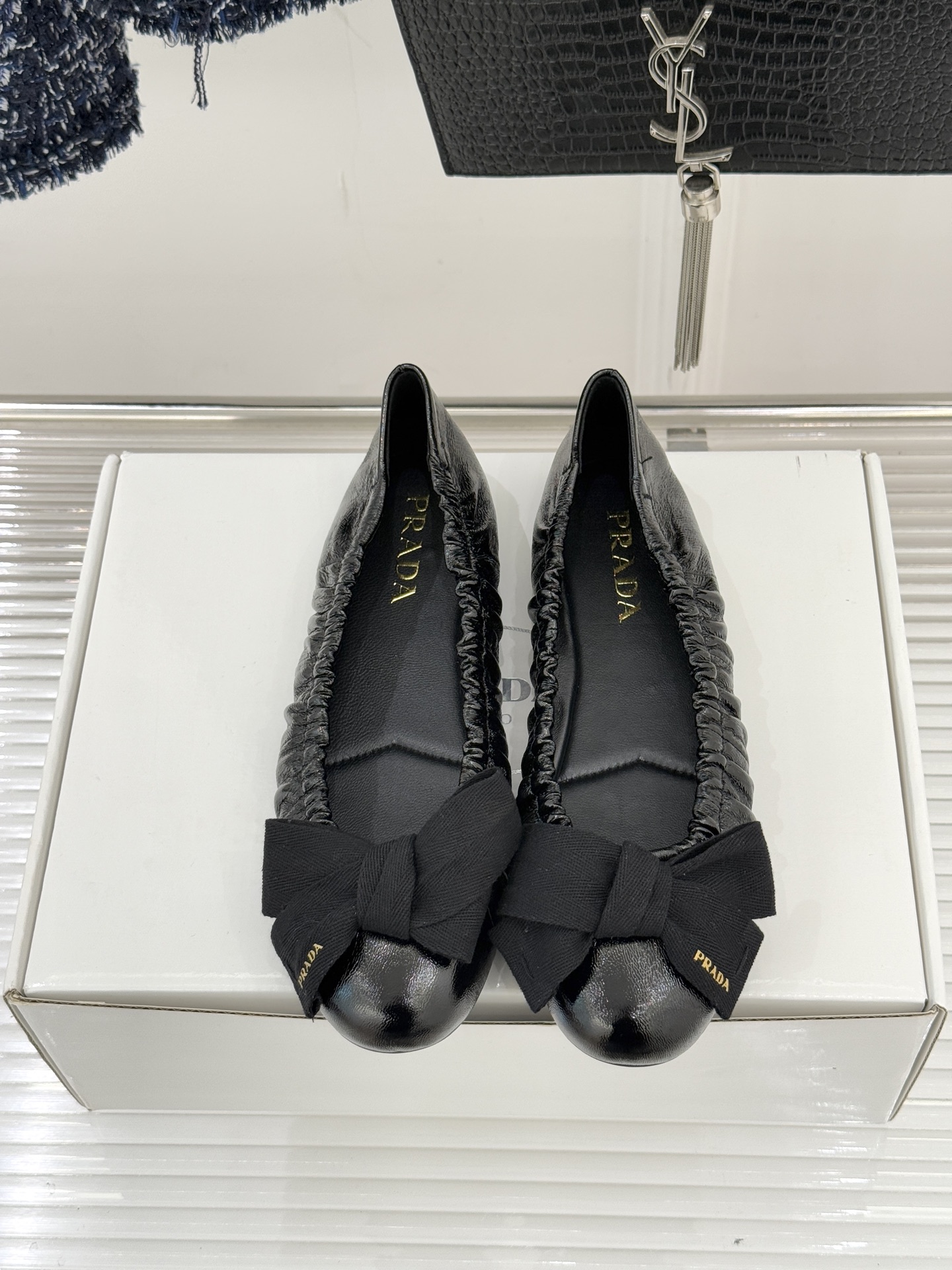 （原版飞机盒＋10）Prada/普拉达26WF新品蝴蝶结平底芭蕾舞鞋以复古基因碰撞甜酷美学这款芭蕾舞鞋重