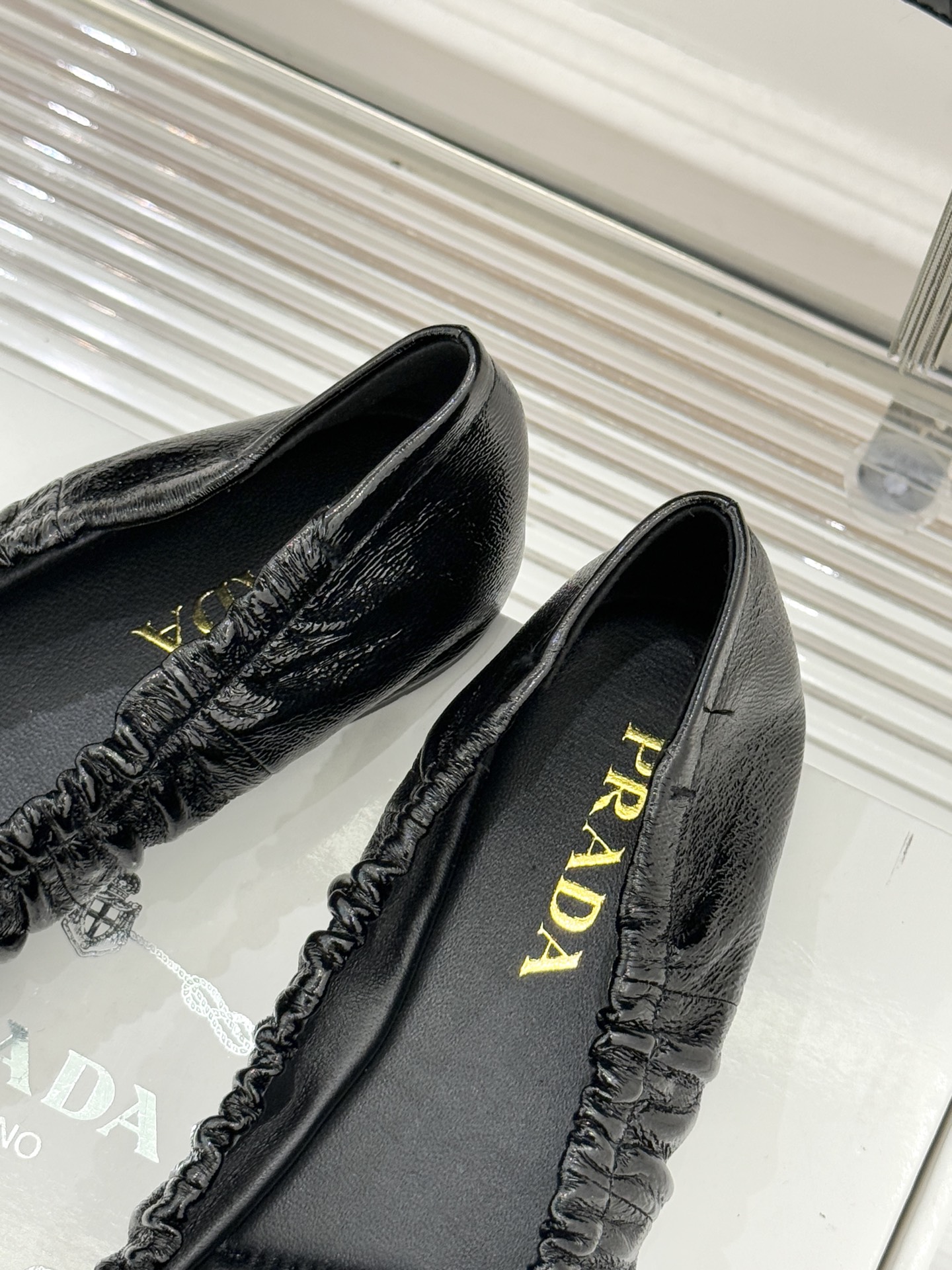 （原版飞机盒＋10）Prada/普拉达26WF新品蝴蝶结平底芭蕾舞鞋以复古基因碰撞甜酷美学这款芭蕾舞鞋重