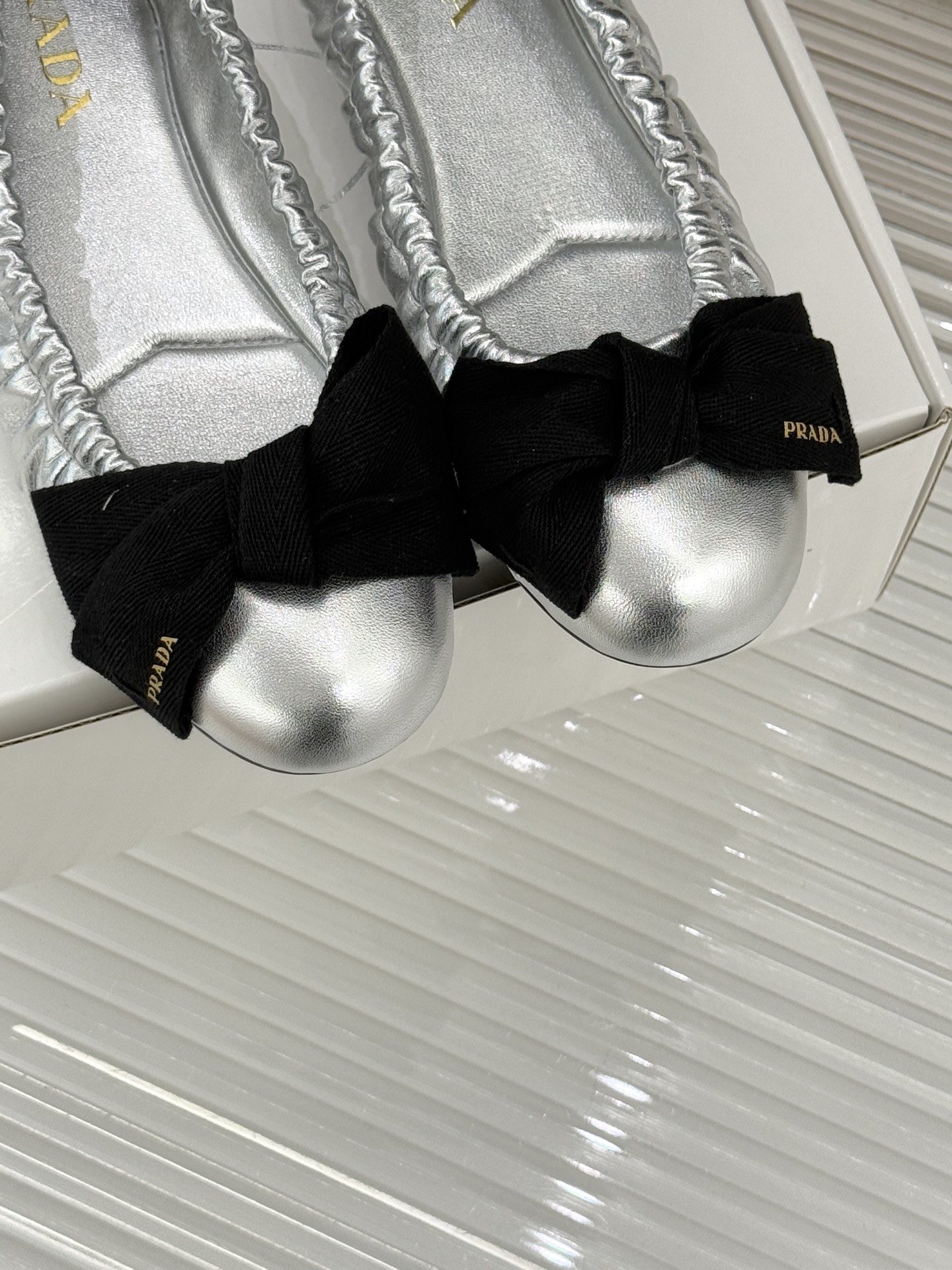 （原版飞机盒＋10）Prada/普拉达26WF新品蝴蝶结平底芭蕾舞鞋以复古基因碰撞甜酷美学这款芭蕾舞鞋重