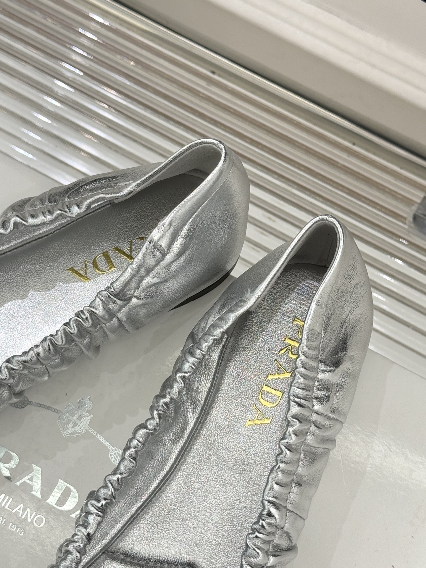 （原版飞机盒＋10）Prada/普拉达26WF新品蝴蝶结平底芭蕾舞鞋以复古基因碰撞甜酷美学这款芭蕾舞鞋重