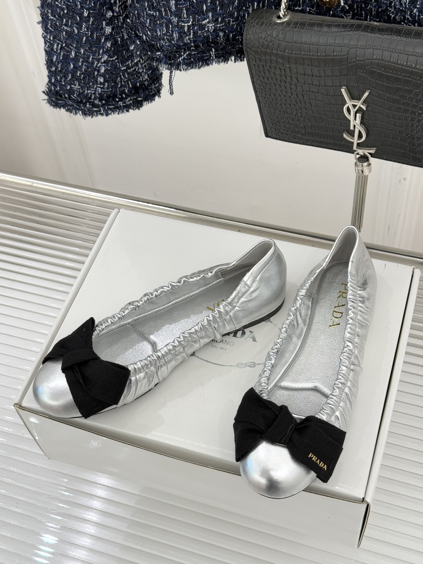 （原版飞机盒＋10）Prada/普拉达26WF新品蝴蝶结平底芭蕾舞鞋以复古基因碰撞甜酷美学这款芭蕾舞鞋重