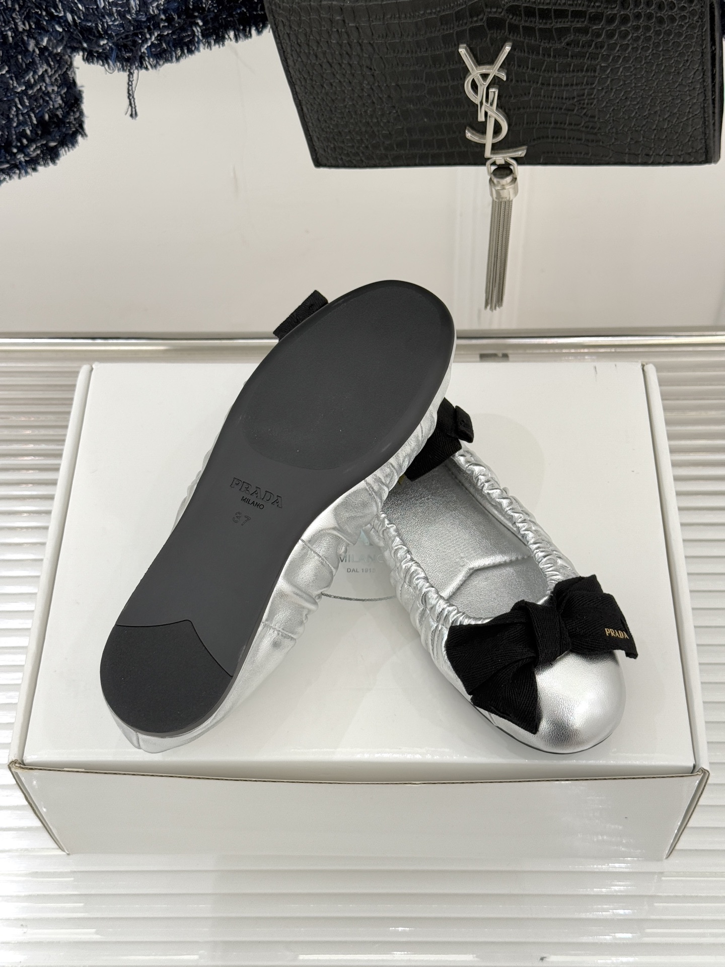 （原版飞机盒＋10）Prada/普拉达26WF新品蝴蝶结平底芭蕾舞鞋以复古基因碰撞甜酷美学这款芭蕾舞鞋重