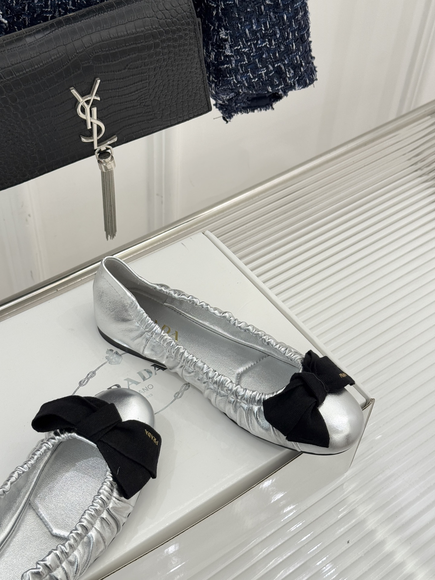 （原版飞机盒＋10）Prada/普拉达26WF新品蝴蝶结平底芭蕾舞鞋以复古基因碰撞甜酷美学这款芭蕾舞鞋重