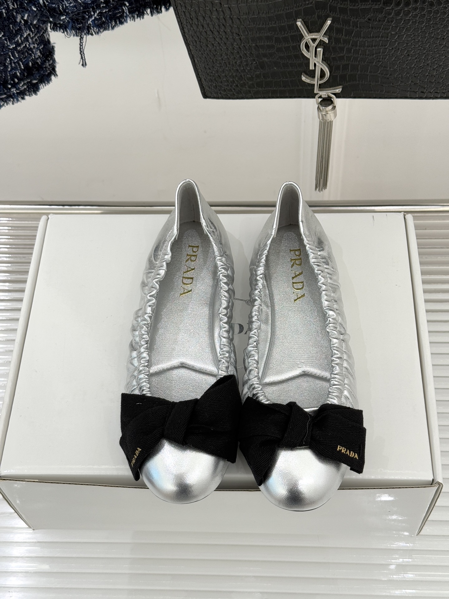 （原版飞机盒＋10）Prada/普拉达26WF新品蝴蝶结平底芭蕾舞鞋以复古基因碰撞甜酷美学这款芭蕾舞鞋重