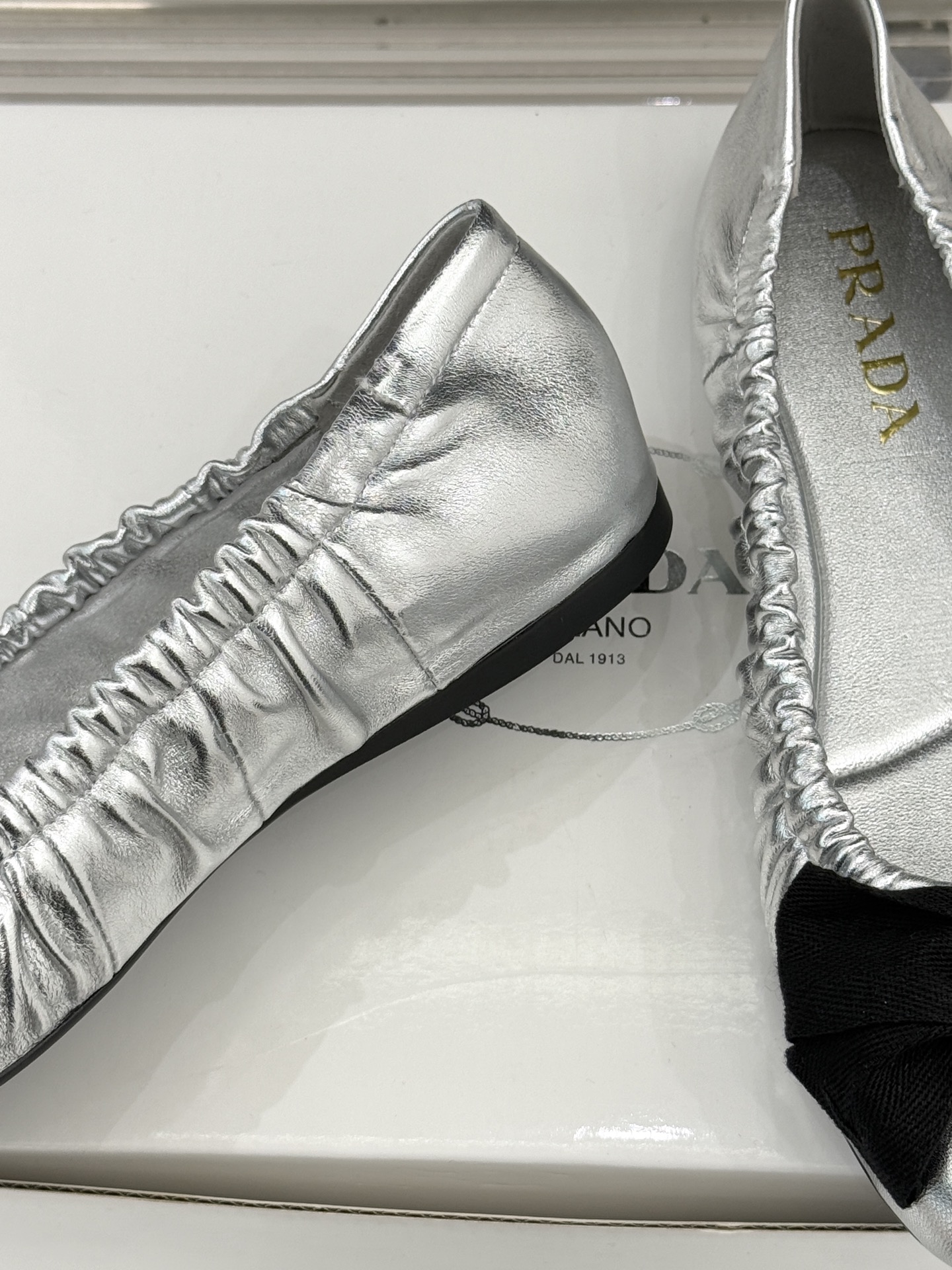 （原版飞机盒＋10）Prada/普拉达26WF新品蝴蝶结平底芭蕾舞鞋以复古基因碰撞甜酷美学这款芭蕾舞鞋重