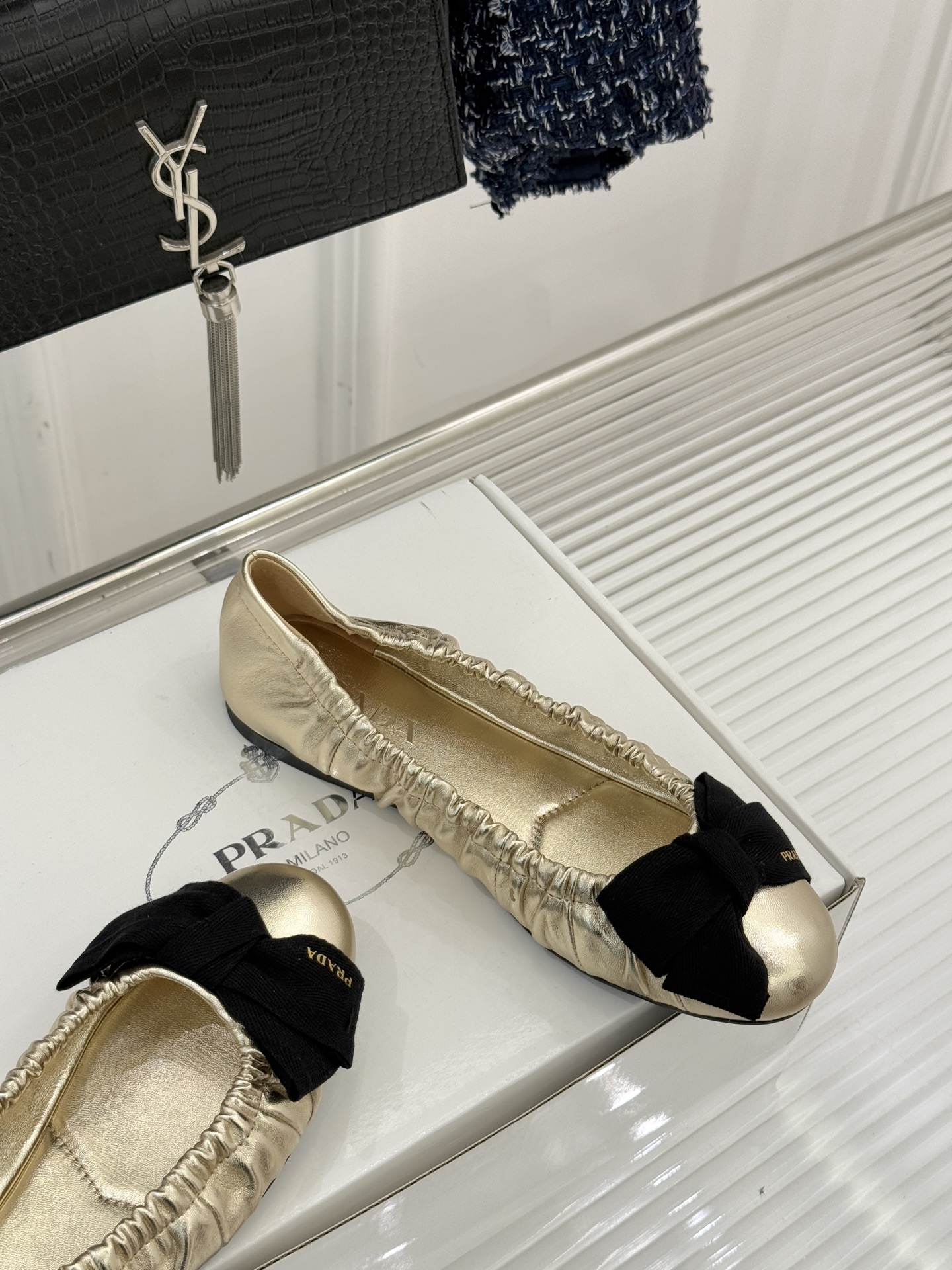 （原版飞机盒＋10）Prada/普拉达26WF新品蝴蝶结平底芭蕾舞鞋以复古基因碰撞甜酷美学这款芭蕾舞鞋重