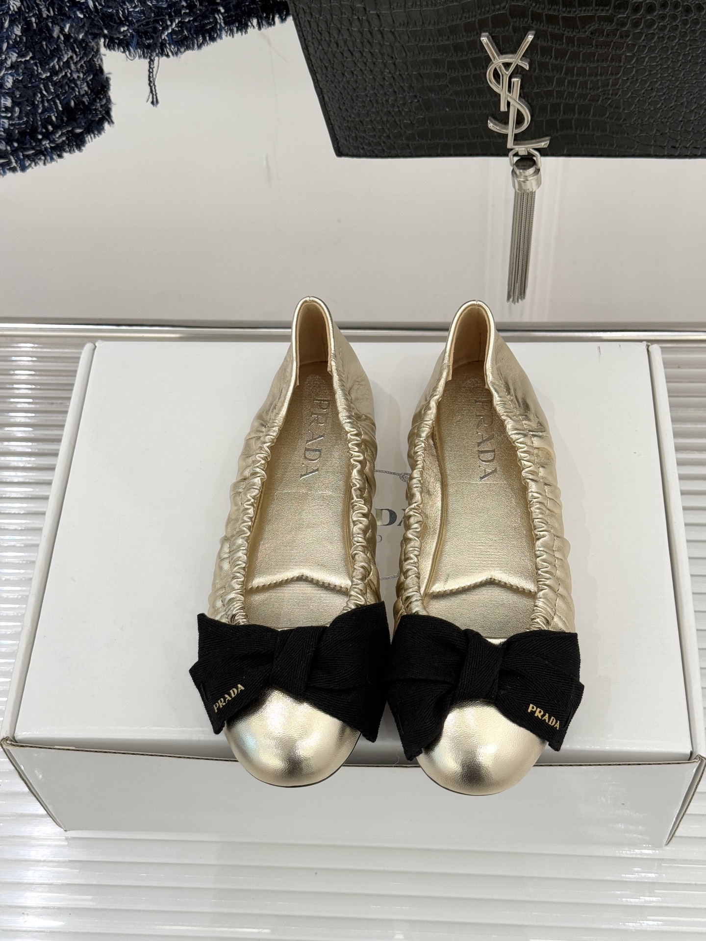 （原版飞机盒＋10）Prada/普拉达26WF新品蝴蝶结平底芭蕾舞鞋以复古基因碰撞甜酷美学这款芭蕾舞鞋重