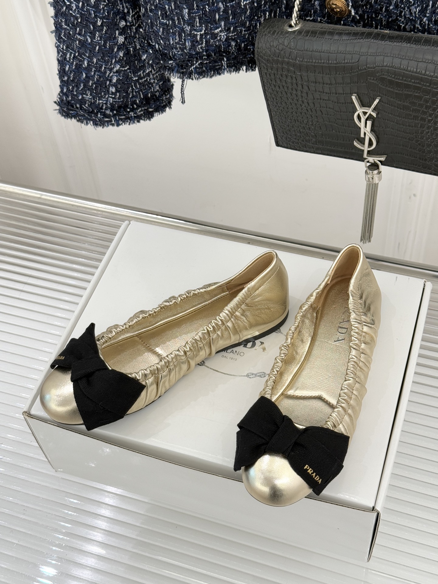 （原版飞机盒＋10）Prada/普拉达26WF新品蝴蝶结平底芭蕾舞鞋以复古基因碰撞甜酷美学这款芭蕾舞鞋重