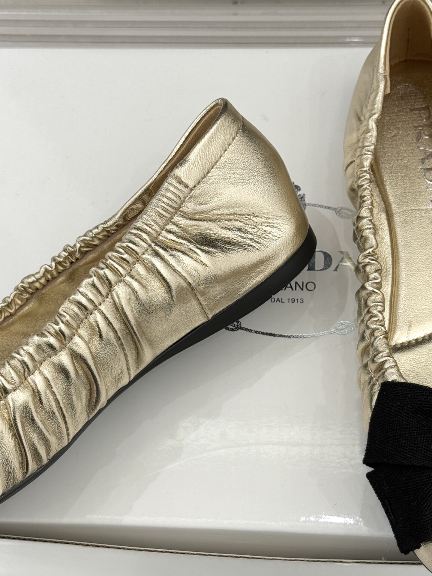 （原版飞机盒＋10）Prada/普拉达26WF新品蝴蝶结平底芭蕾舞鞋以复古基因碰撞甜酷美学这款芭蕾舞鞋重