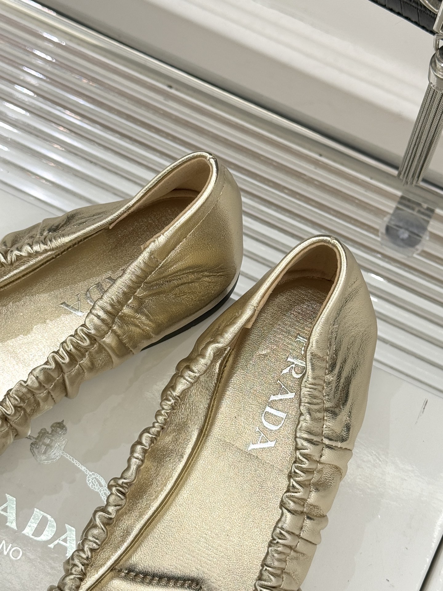 （原版飞机盒＋10）Prada/普拉达26WF新品蝴蝶结平底芭蕾舞鞋以复古基因碰撞甜酷美学这款芭蕾舞鞋重