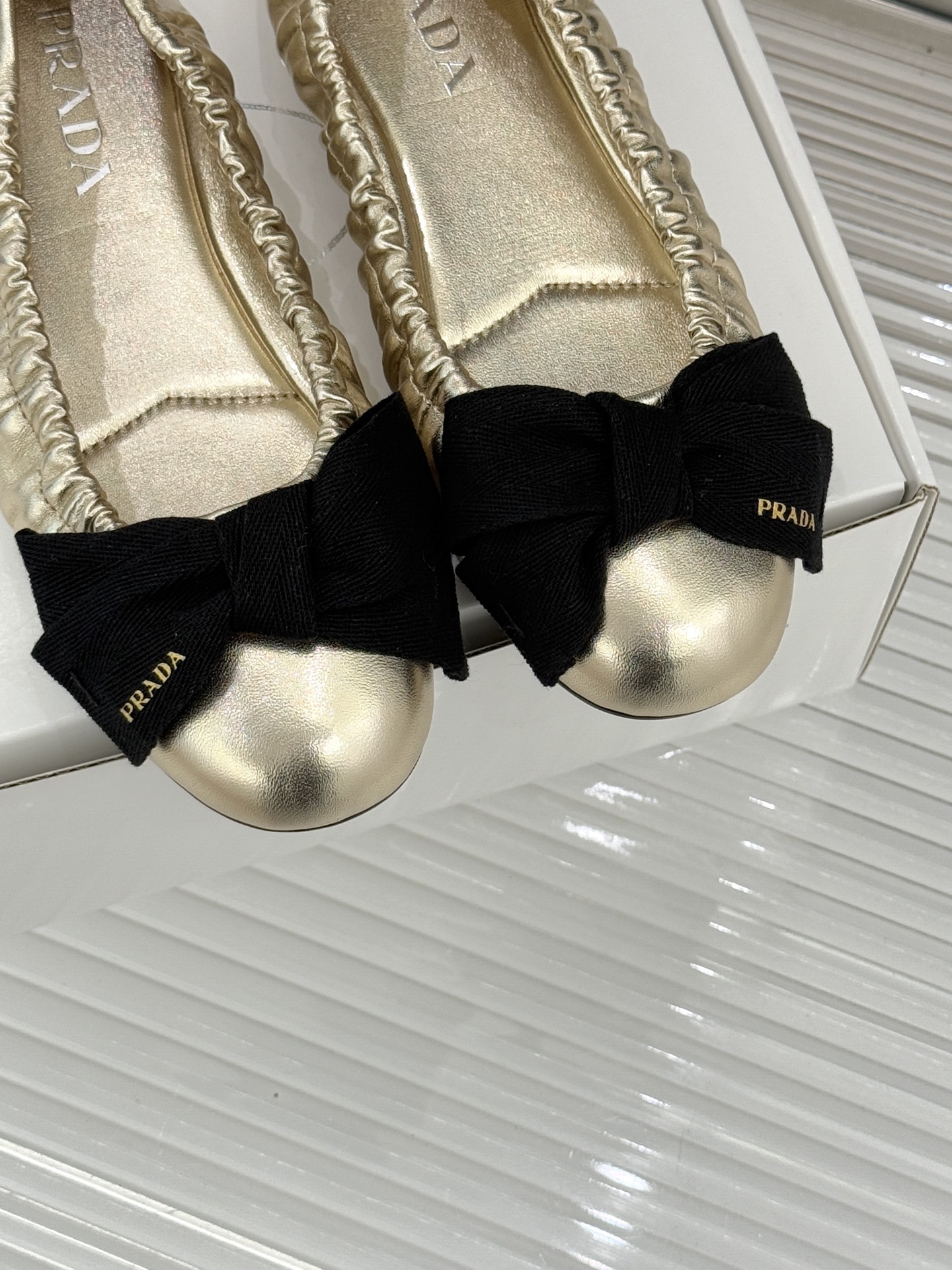 （原版飞机盒＋10）Prada/普拉达26WF新品蝴蝶结平底芭蕾舞鞋以复古基因碰撞甜酷美学这款芭蕾舞鞋重