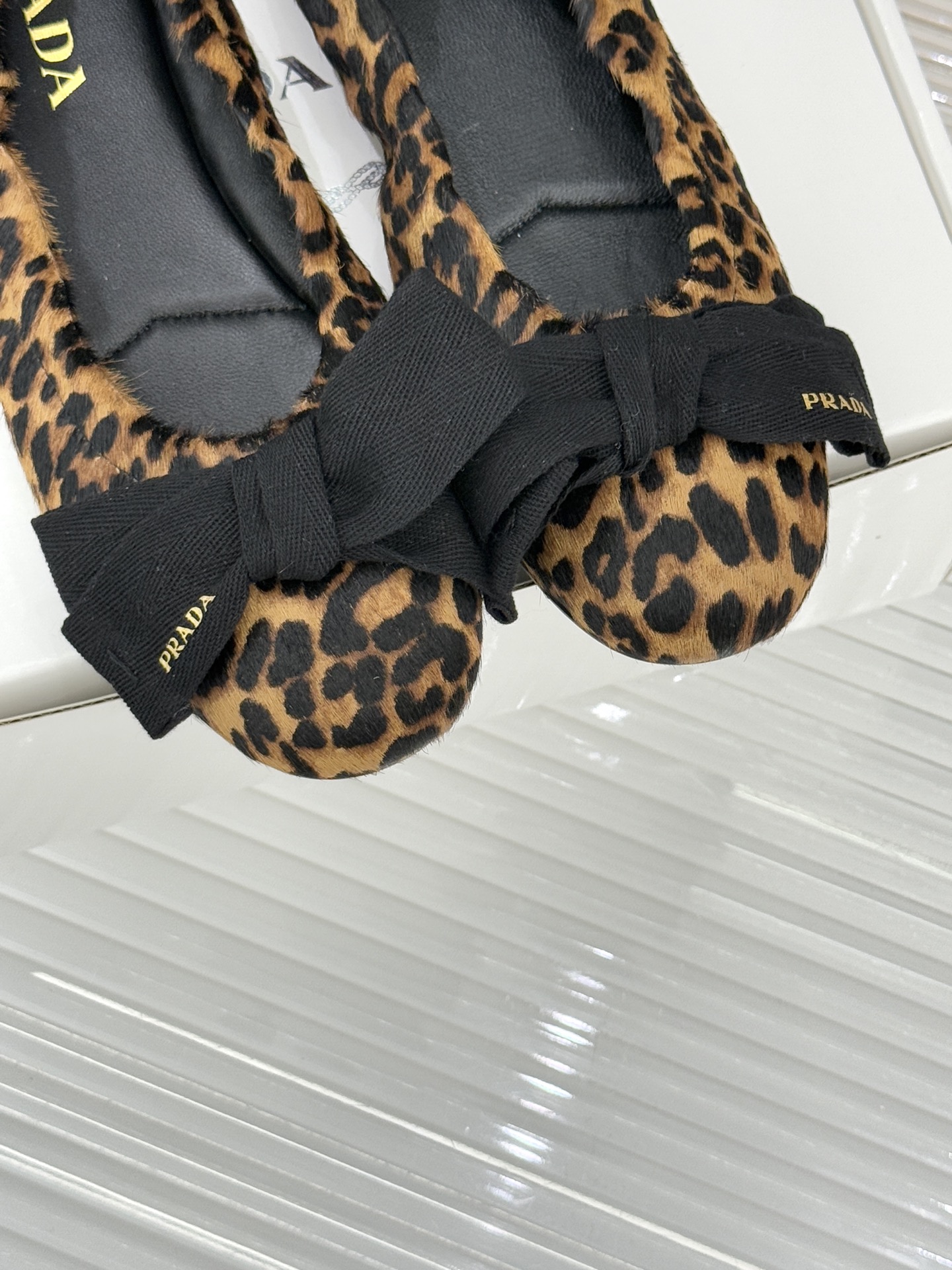 （原版飞机盒＋10）Prada/普拉达26WF新品蝴蝶结平底芭蕾舞鞋以复古基因碰撞甜酷美学这款芭蕾舞鞋重