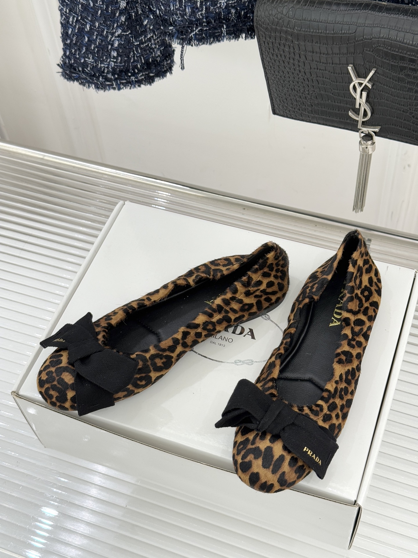 （原版飞机盒＋10）Prada/普拉达26WF新品蝴蝶结平底芭蕾舞鞋以复古基因碰撞甜酷美学这款芭蕾舞鞋重