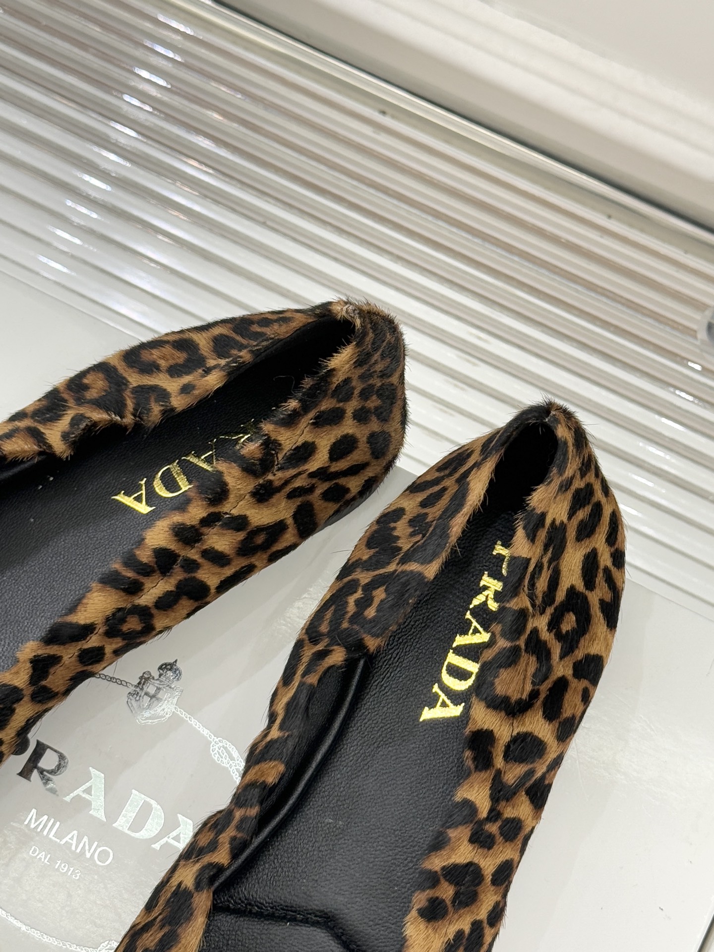 （原版飞机盒＋10）Prada/普拉达26WF新品蝴蝶结平底芭蕾舞鞋以复古基因碰撞甜酷美学这款芭蕾舞鞋重