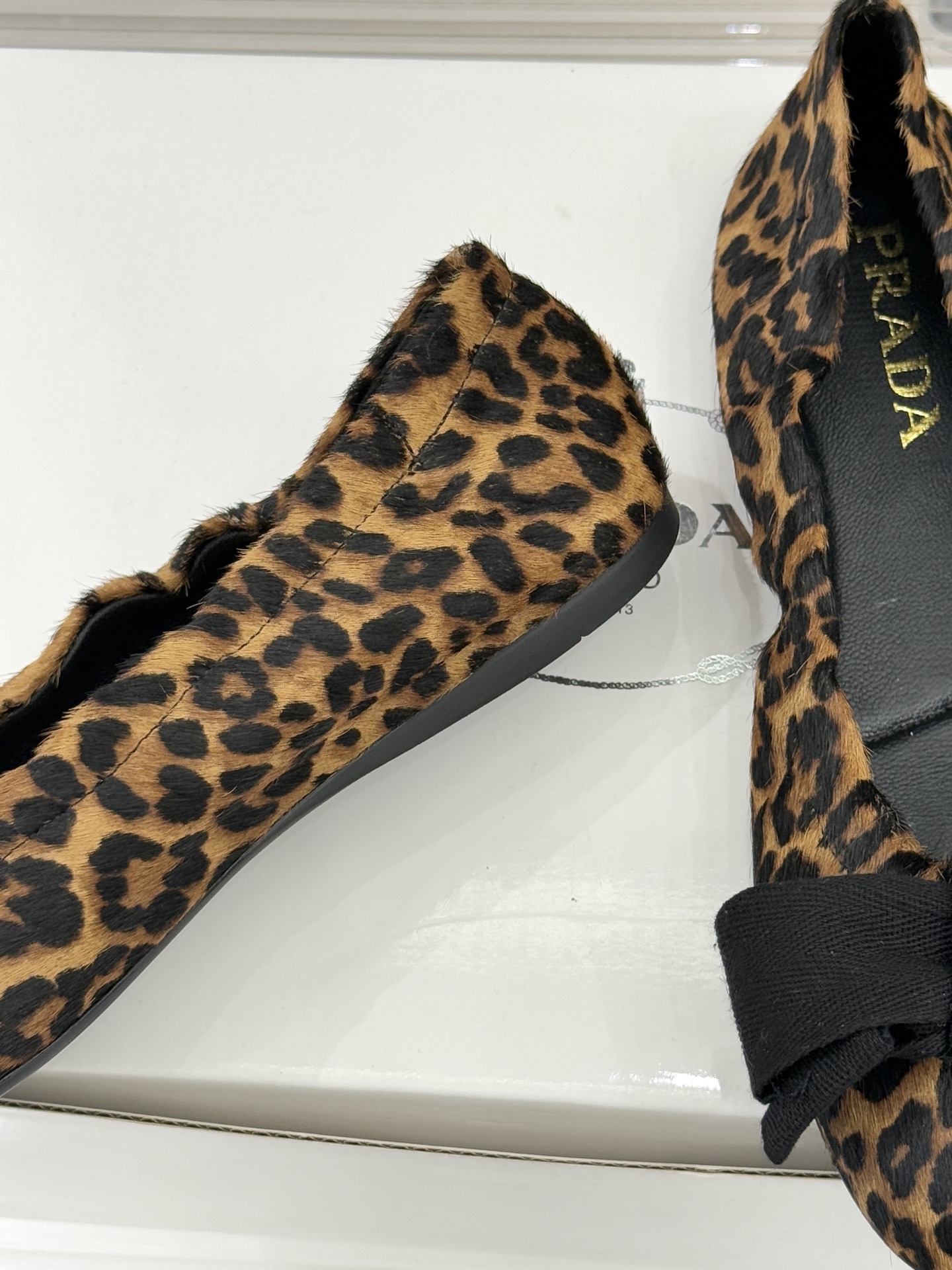 （原版飞机盒＋10）Prada/普拉达26WF新品蝴蝶结平底芭蕾舞鞋以复古基因碰撞甜酷美学这款芭蕾舞鞋重