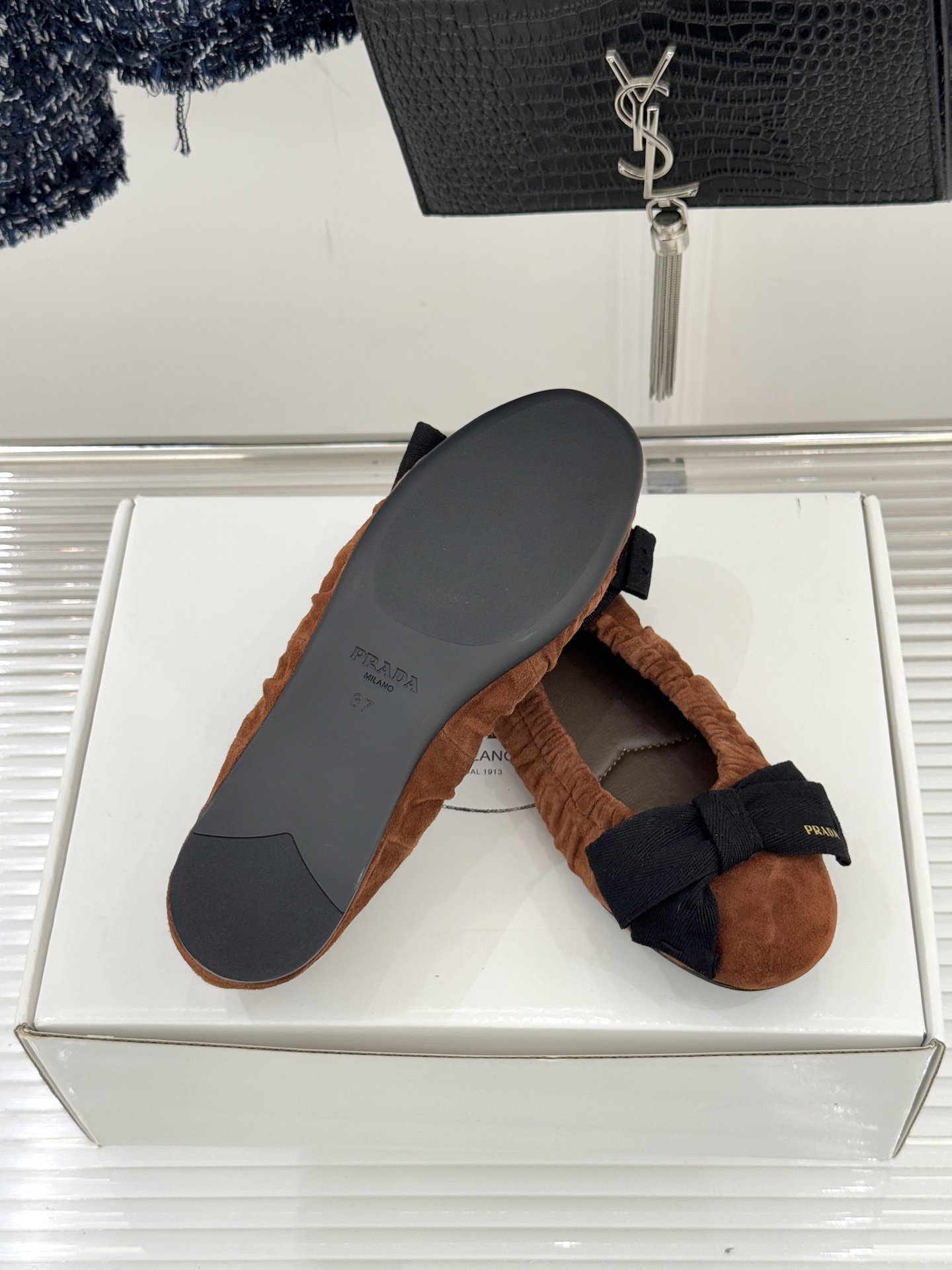 （原版飞机盒＋10）Prada/普拉达26WF新品蝴蝶结平底芭蕾舞鞋以复古基因碰撞甜酷美学这款芭蕾舞鞋重