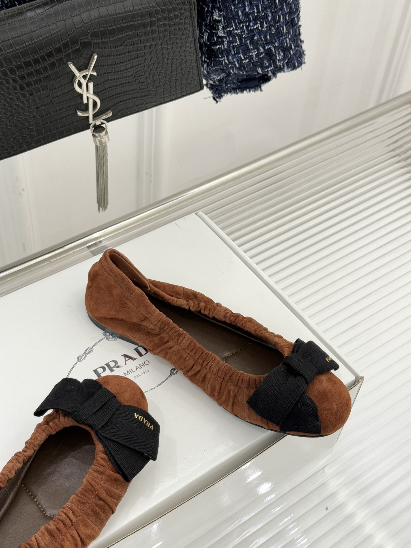 （原版飞机盒＋10）Prada/普拉达26WF新品蝴蝶结平底芭蕾舞鞋以复古基因碰撞甜酷美学这款芭蕾舞鞋重