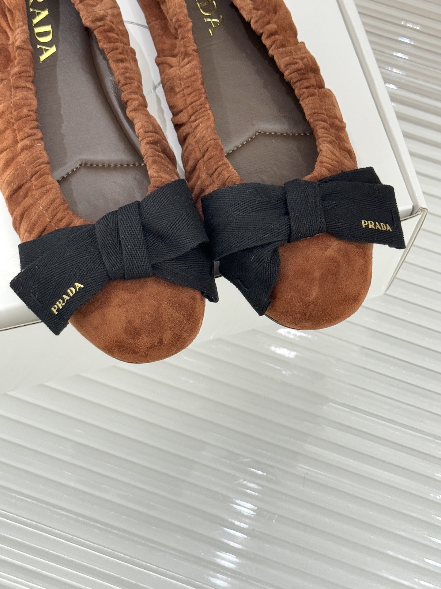 （原版飞机盒＋10）Prada/普拉达26WF新品蝴蝶结平底芭蕾舞鞋以复古基因碰撞甜酷美学这款芭蕾舞鞋重