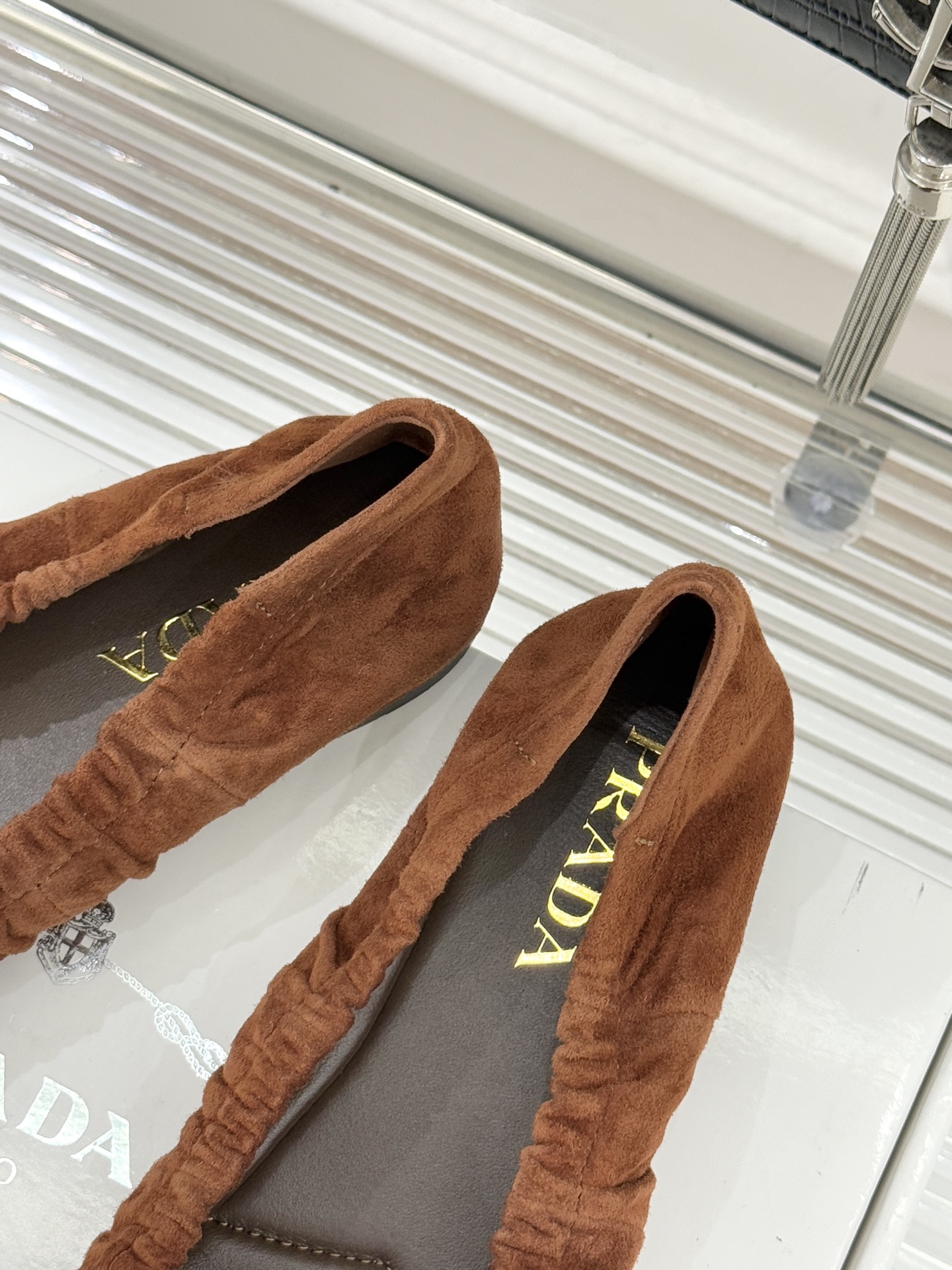 （原版飞机盒＋10）Prada/普拉达26WF新品蝴蝶结平底芭蕾舞鞋以复古基因碰撞甜酷美学这款芭蕾舞鞋重