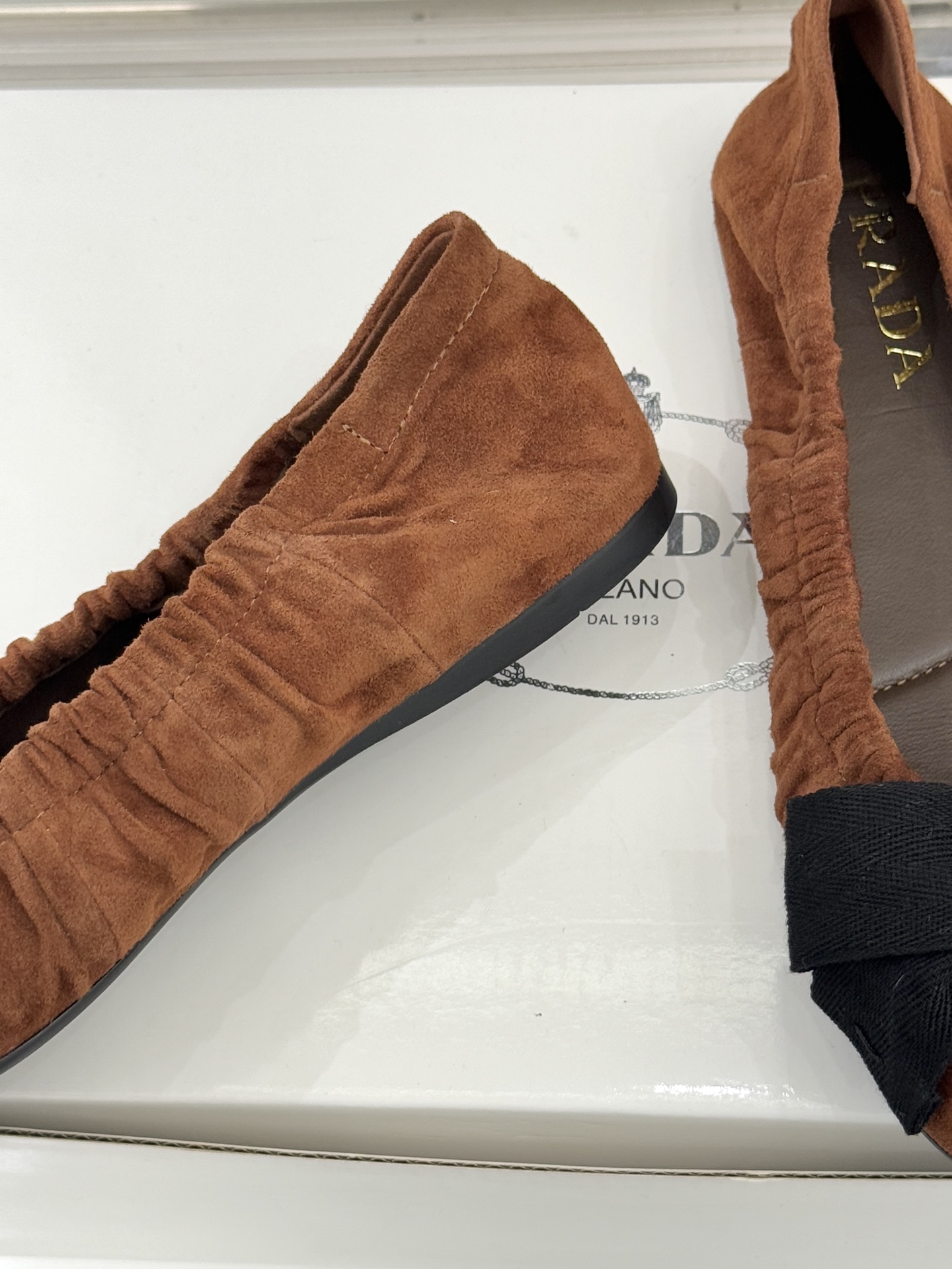 （原版飞机盒＋10）Prada/普拉达26WF新品蝴蝶结平底芭蕾舞鞋以复古基因碰撞甜酷美学这款芭蕾舞鞋重