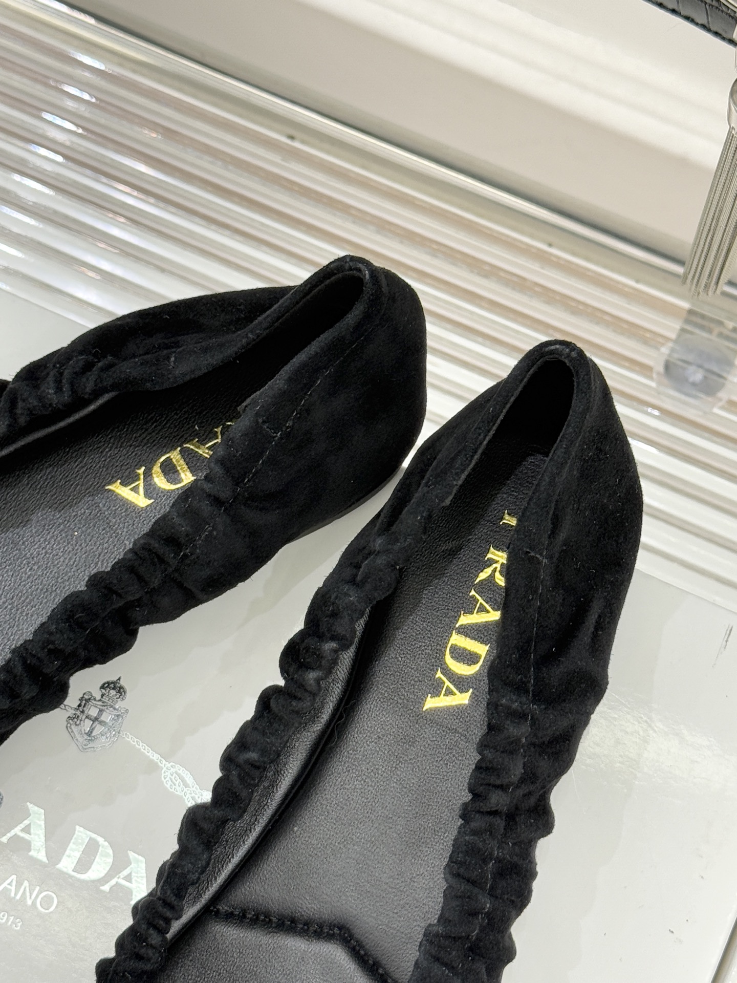 （原版飞机盒＋10）Prada/普拉达26WF新品蝴蝶结平底芭蕾舞鞋以复古基因碰撞甜酷美学这款芭蕾舞鞋重