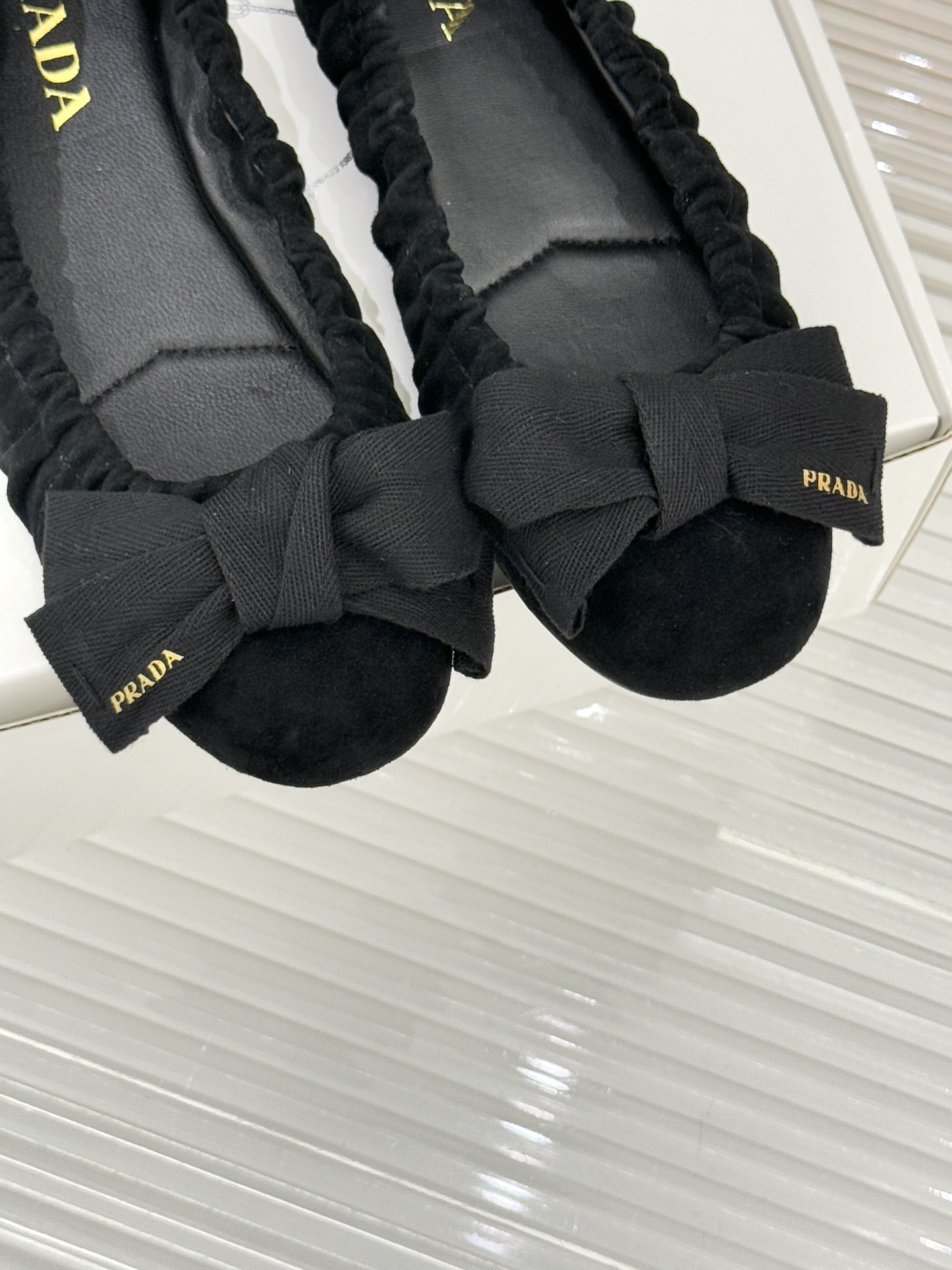 （原版飞机盒＋10）Prada/普拉达26WF新品蝴蝶结平底芭蕾舞鞋以复古基因碰撞甜酷美学这款芭蕾舞鞋重