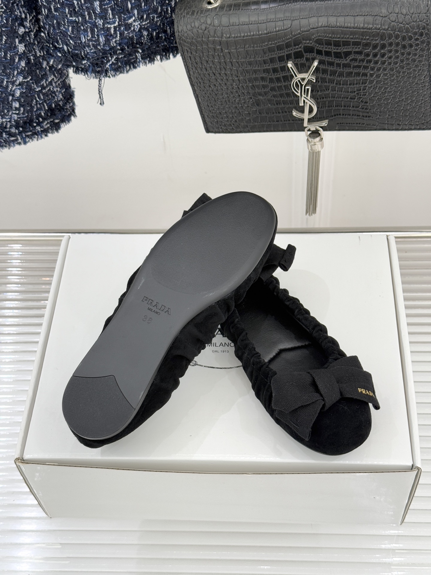 （原版飞机盒＋10）Prada/普拉达26WF新品蝴蝶结平底芭蕾舞鞋以复古基因碰撞甜酷美学这款芭蕾舞鞋重