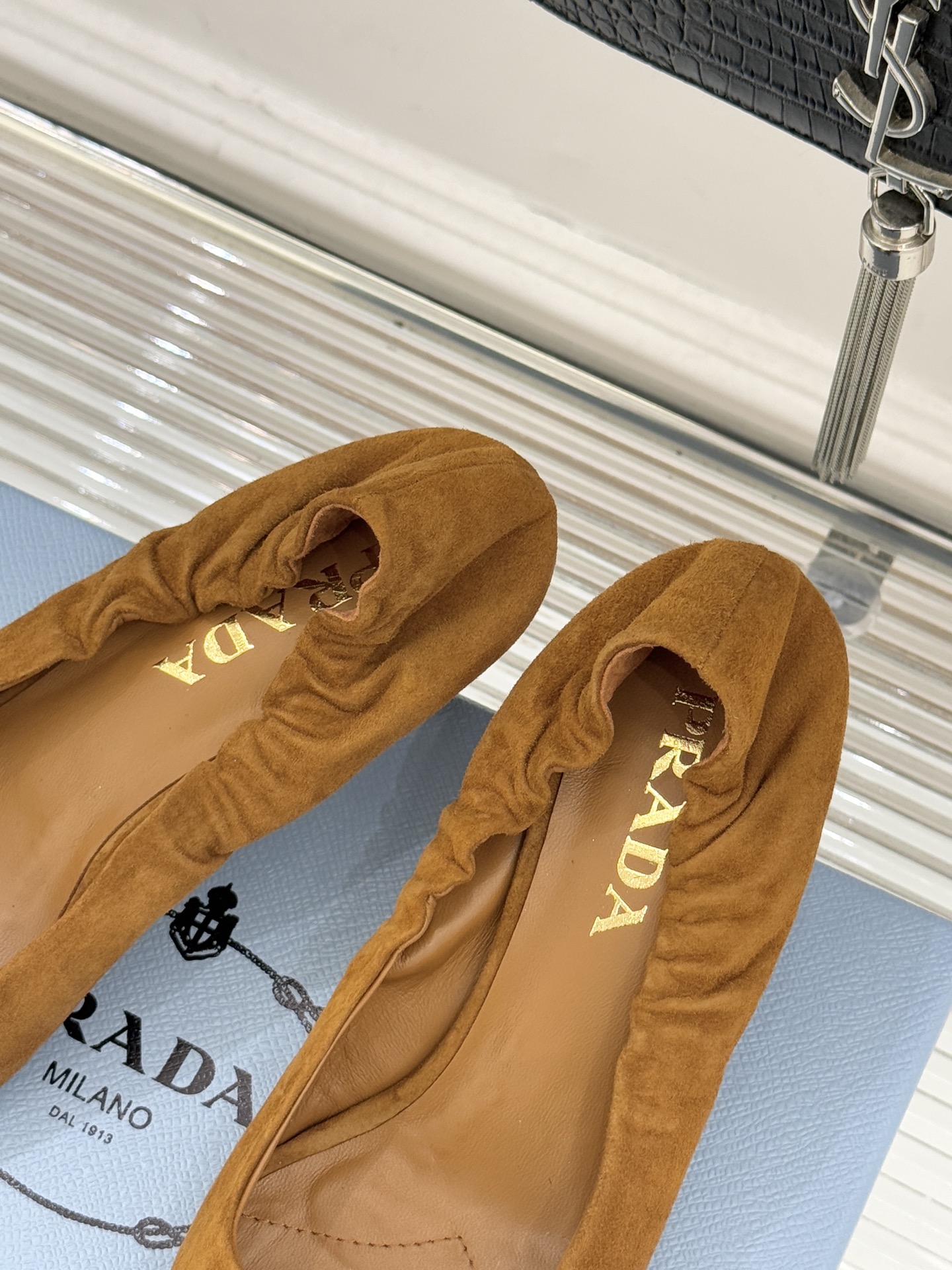 Prada/普拉达26WF新品复古字母尖头猫跟单鞋以“精致矛盾”美学重塑复古格调P家这款猫跟单鞋勾勒摩登