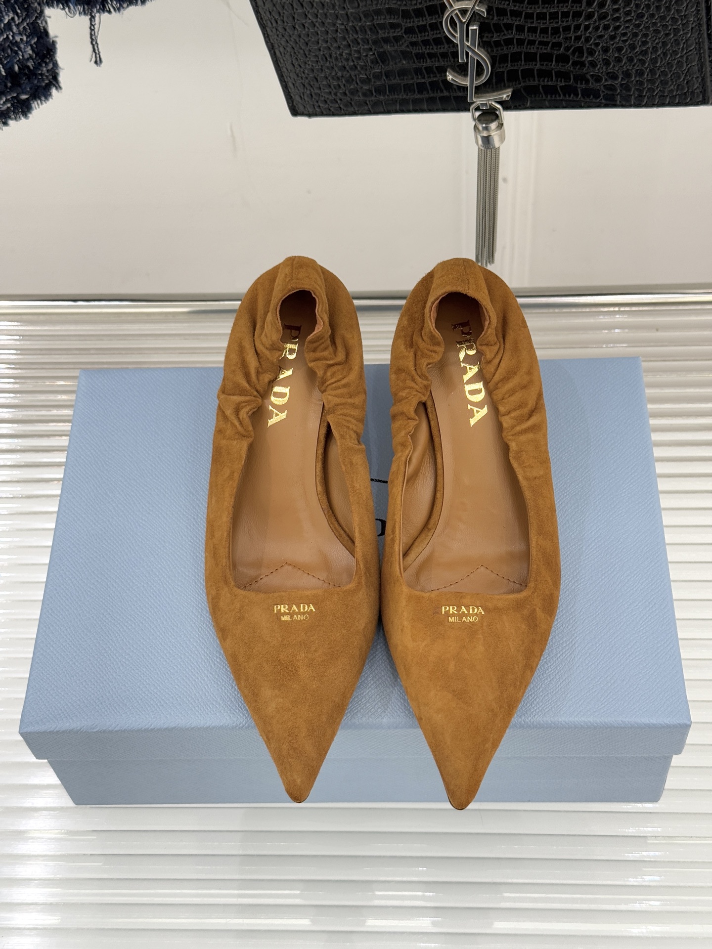 Prada/普拉达26WF新品复古字母尖头猫跟单鞋以“精致矛盾”美学重塑复古格调P家这款猫跟单鞋勾勒摩登