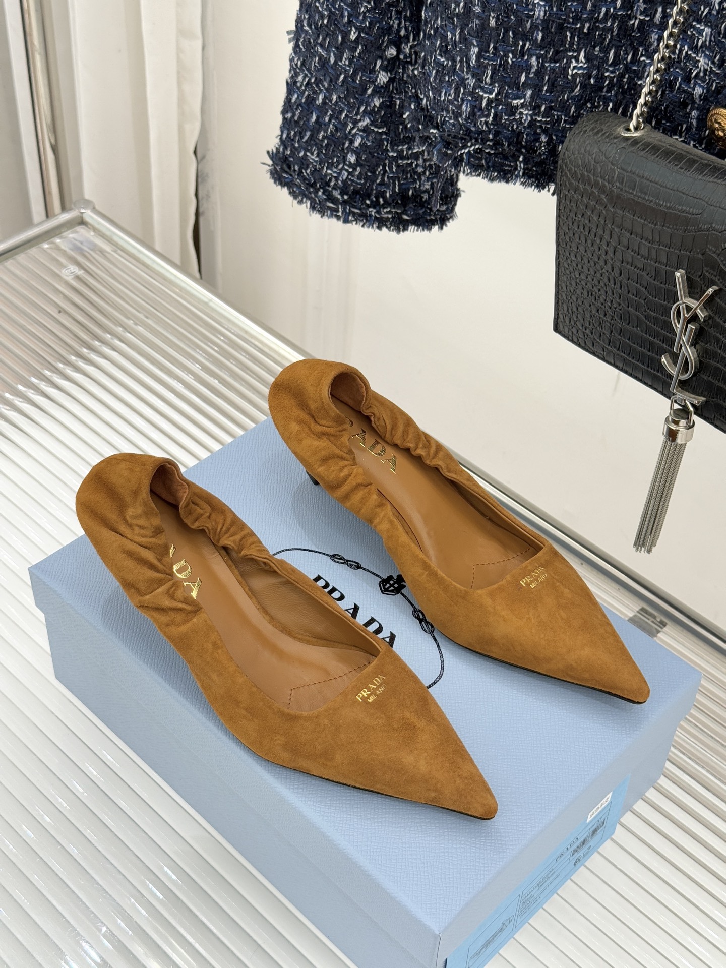 Prada/普拉达26WF新品复古字母尖头猫跟单鞋以“精致矛盾”美学重塑复古格调P家这款猫跟单鞋勾勒摩登