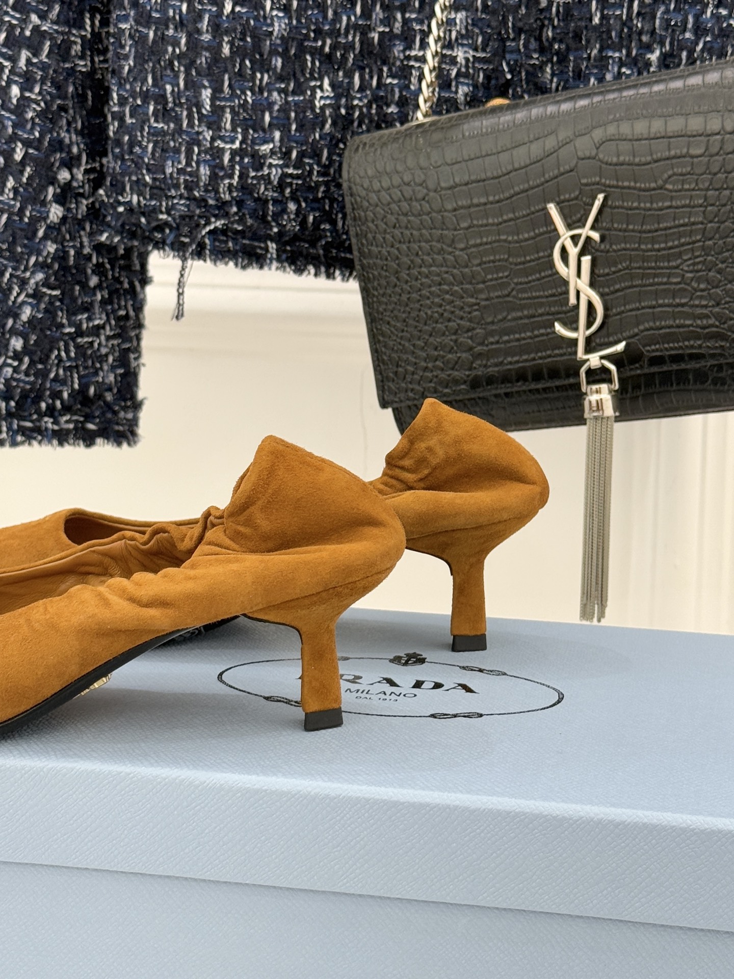 Prada/普拉达26WF新品复古字母尖头猫跟单鞋以“精致矛盾”美学重塑复古格调P家这款猫跟单鞋勾勒摩登