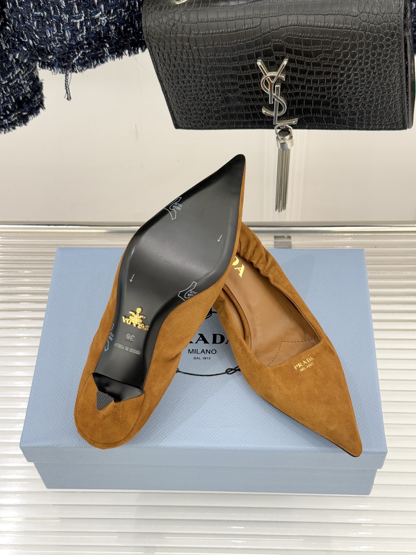 Prada/普拉达26WF新品复古字母尖头猫跟单鞋以“精致矛盾”美学重塑复古格调P家这款猫跟单鞋勾勒摩登