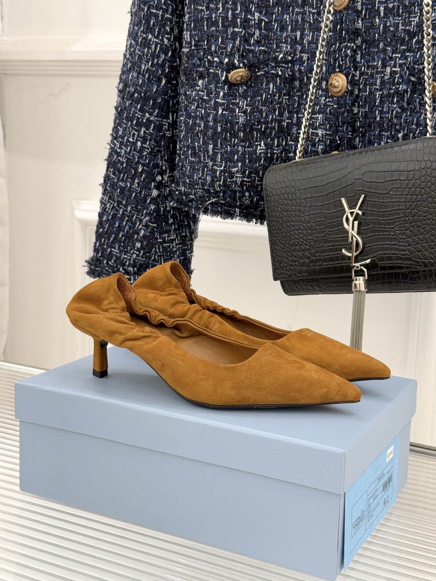 Prada/普拉达26WF新品复古字母尖头猫跟单鞋以“精致矛盾”美学重塑复古格调P家这款猫跟单鞋勾勒摩登