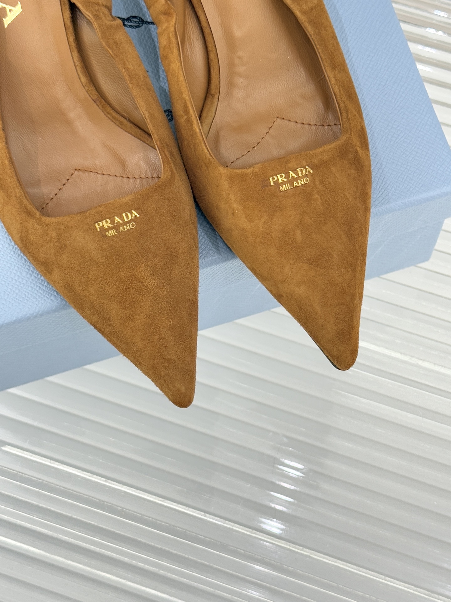 Prada/普拉达26WF新品复古字母尖头猫跟单鞋以“精致矛盾”美学重塑复古格调P家这款猫跟单鞋勾勒摩登