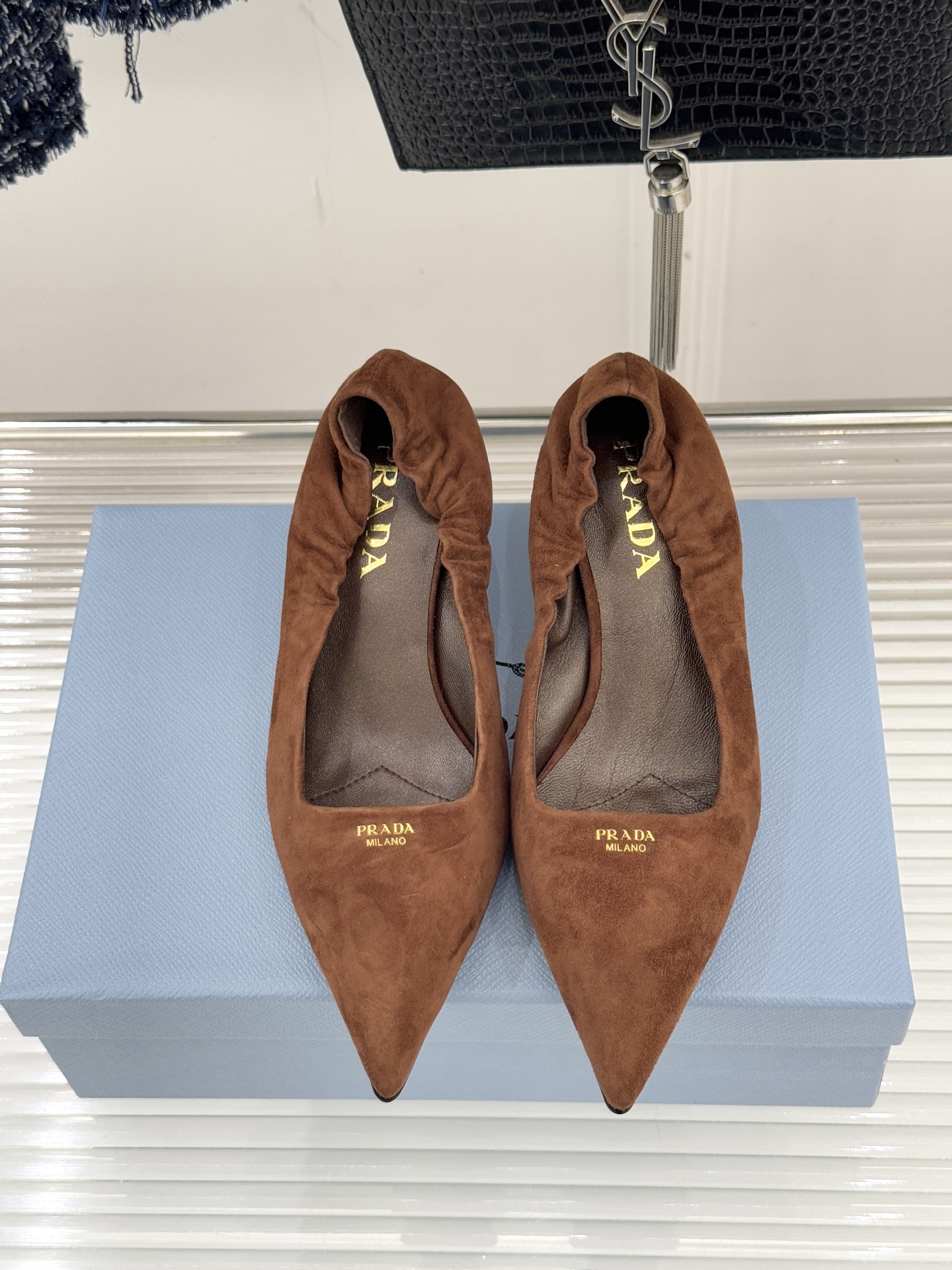 Prada/普拉达26WF新品复古字母尖头猫跟单鞋以“精致矛盾”美学重塑复古格调P家这款猫跟单鞋勾勒摩登