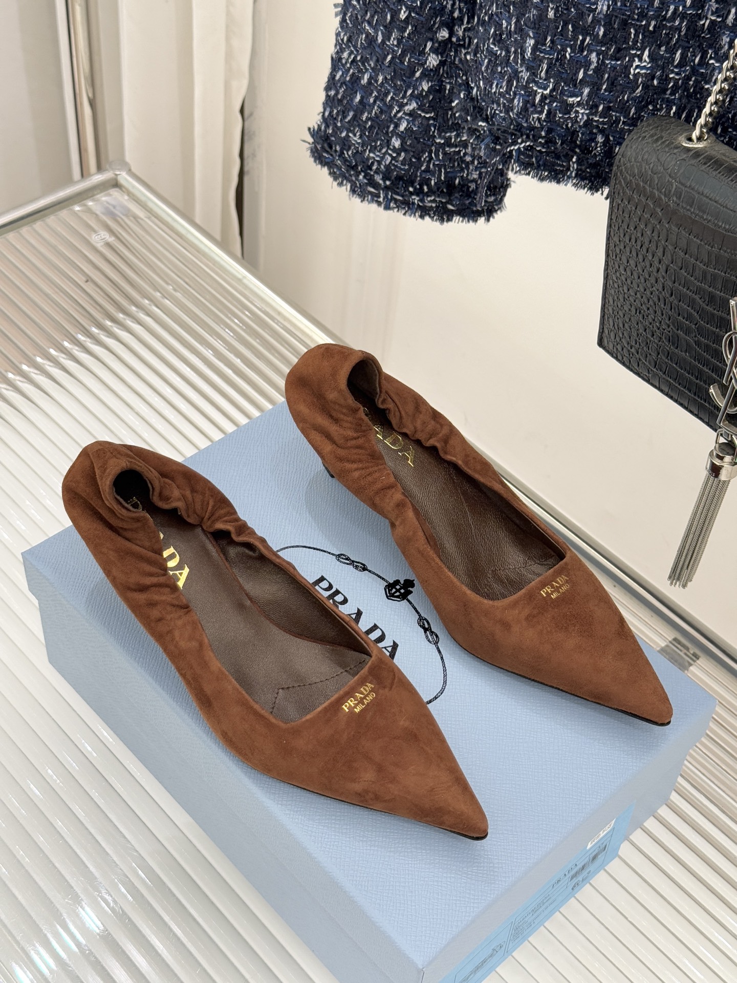 Prada/普拉达26WF新品复古字母尖头猫跟单鞋以“精致矛盾”美学重塑复古格调P家这款猫跟单鞋勾勒摩登