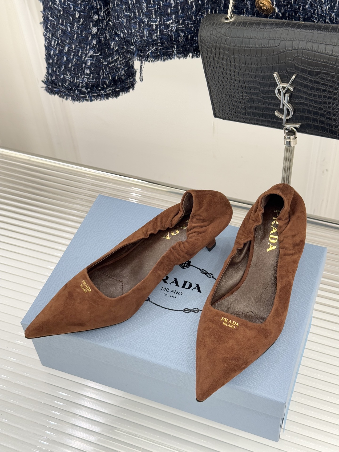 Prada/普拉达26WF新品复古字母尖头猫跟单鞋以“精致矛盾”美学重塑复古格调P家这款猫跟单鞋勾勒摩登