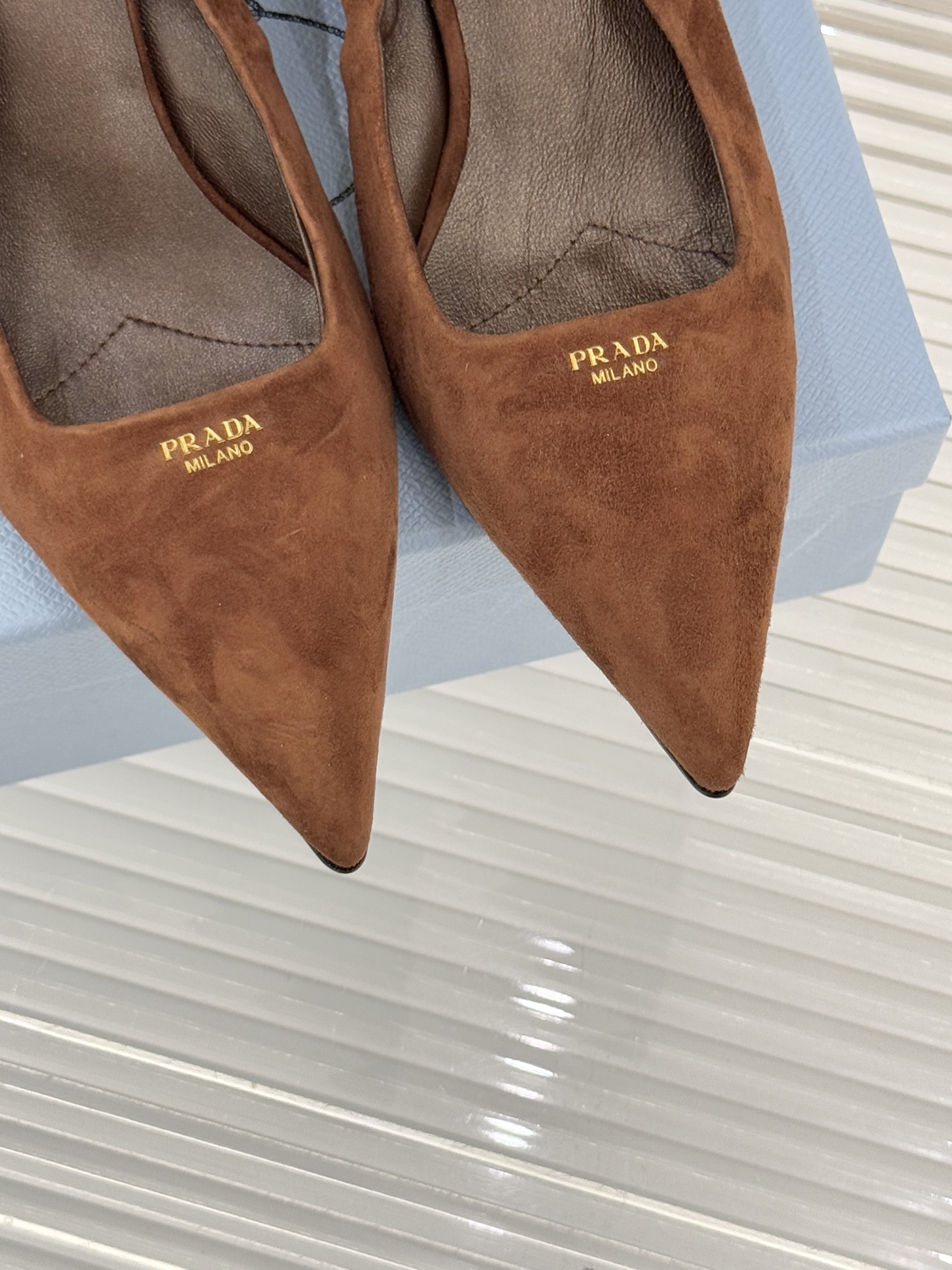 Prada/普拉达26WF新品复古字母尖头猫跟单鞋以“精致矛盾”美学重塑复古格调P家这款猫跟单鞋勾勒摩登